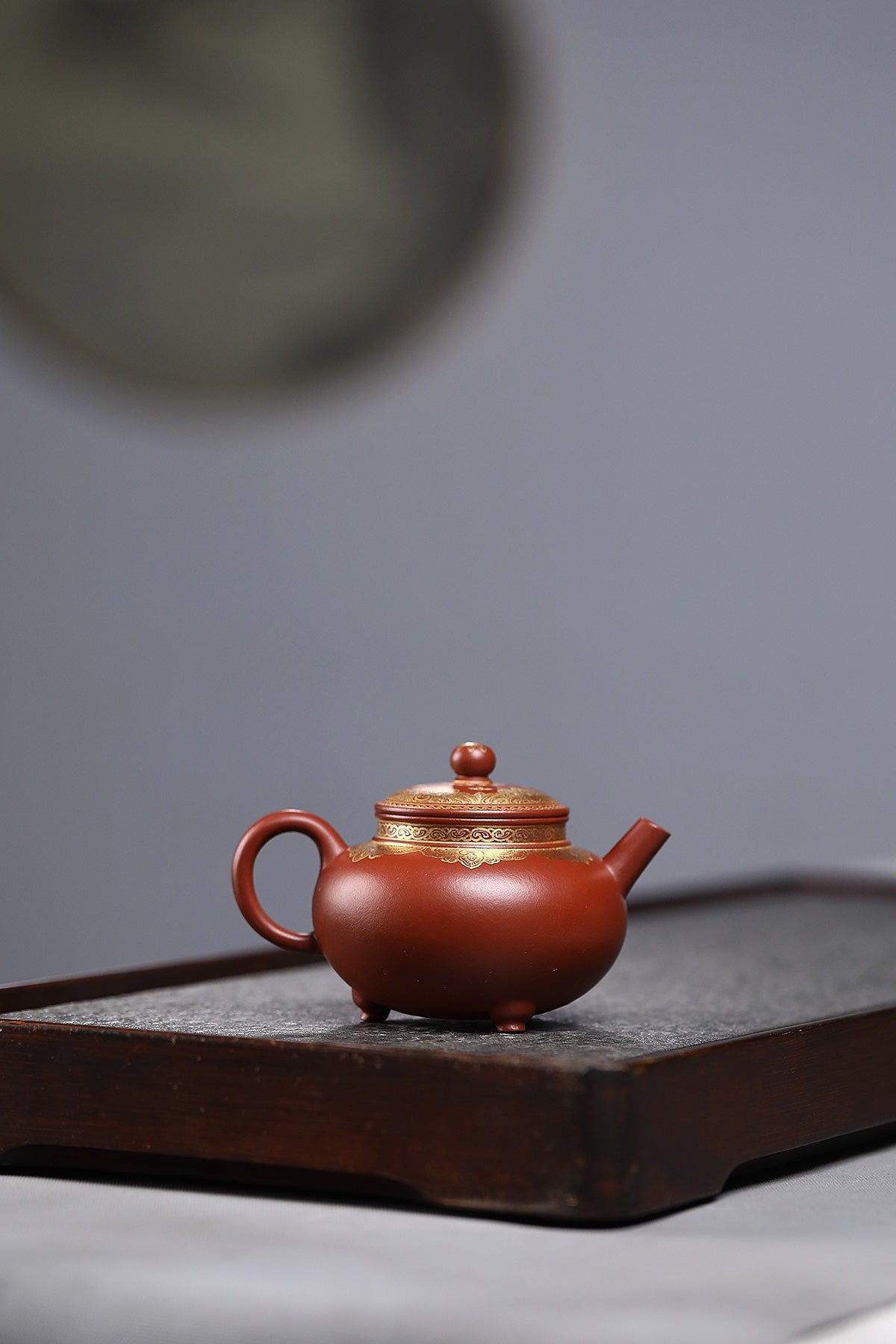 研高收藏重器【 三足如意】 作者：刘红仙 职称：研究员级高级工艺美术师 装饰：孙燕明 中国工艺美术大师 容量： 180cc 泥料： 稀有可心朱泥