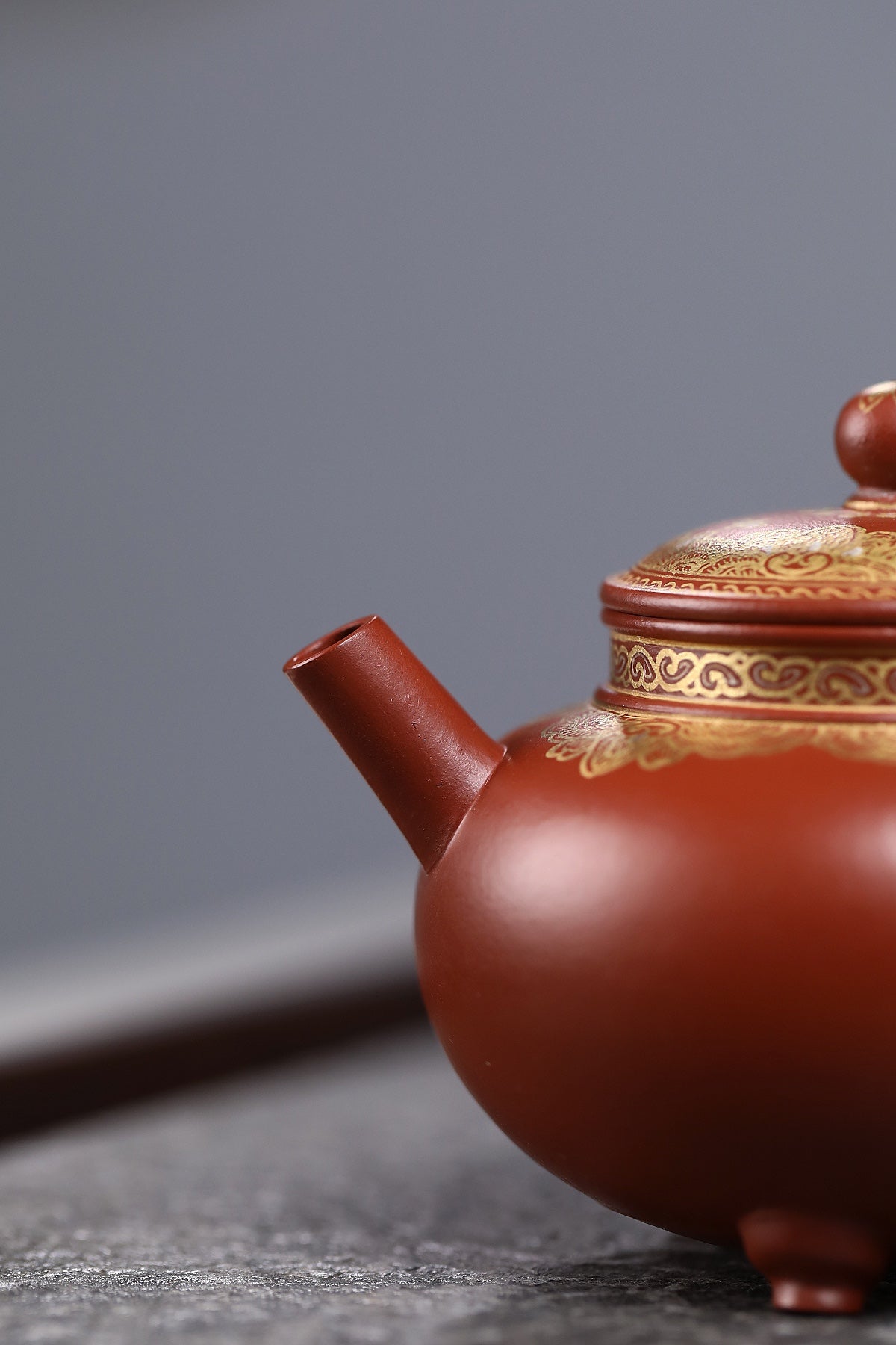 研高收藏重器【 三足如意】 作者：刘红仙 职称：研究员级高级工艺美术师 装饰：孙燕明 中国工艺美术大师 容量： 180cc 泥料： 稀有可心朱泥