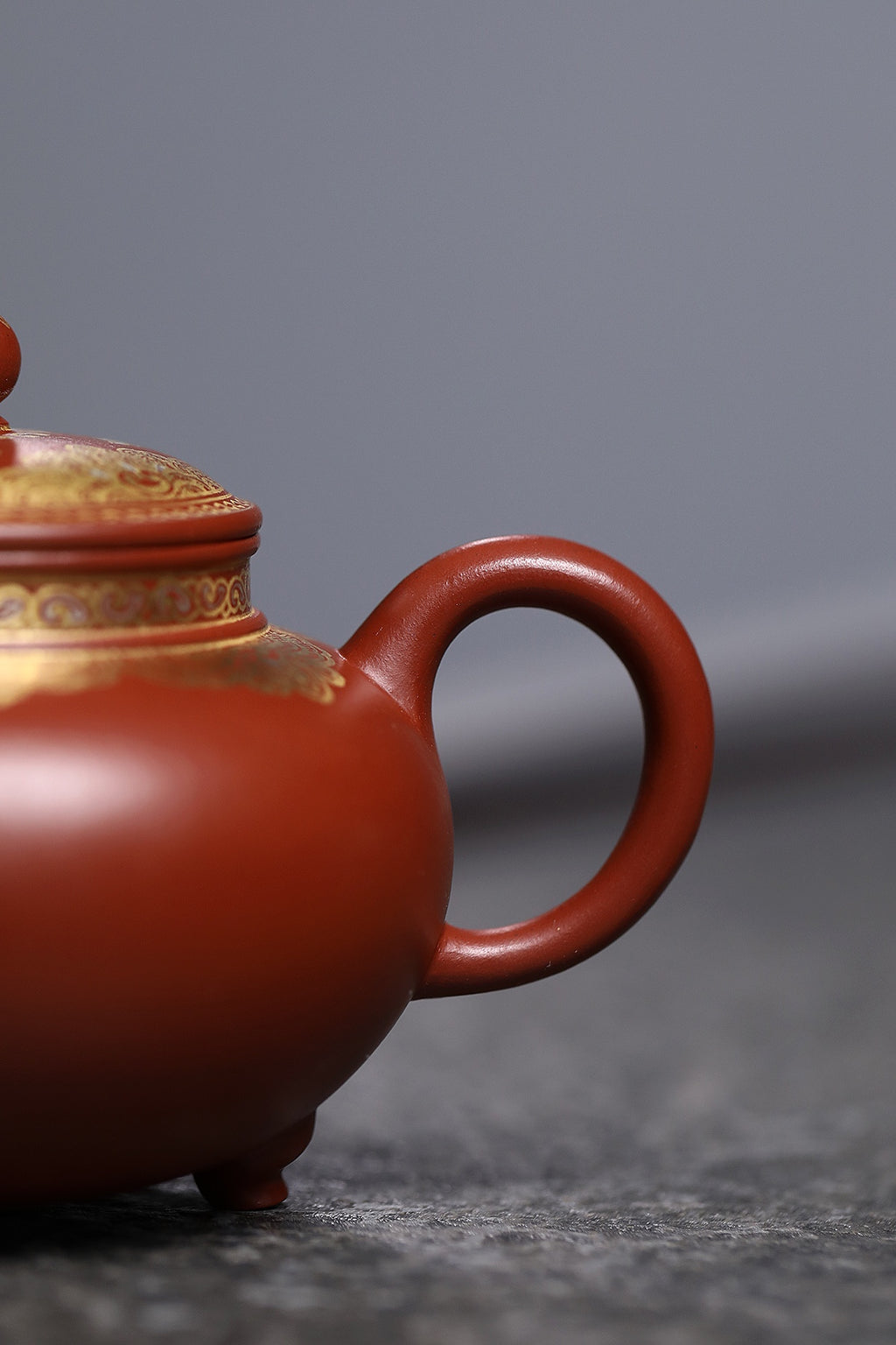 研高收藏重器【 三足如意】 作者：刘红仙 职称：研究员级高级工艺美术师 装饰：孙燕明 中国工艺美术大师 容量： 180cc 泥料： 稀有可心朱泥