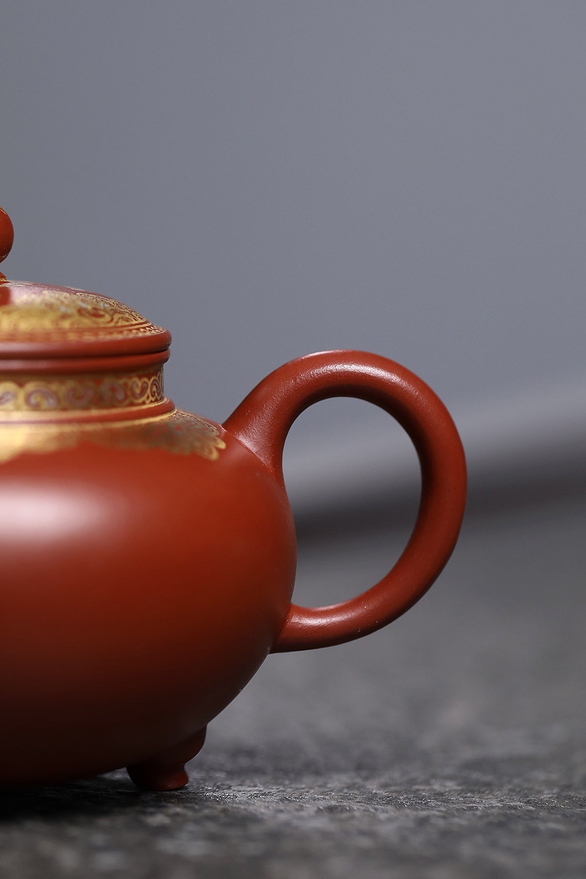 研高收藏重器【 三足如意】 作者：刘红仙 职称：研究员级高级工艺美术师 装饰：孙燕明 中国工艺美术大师 容量： 180cc 泥料： 稀有可心朱泥
