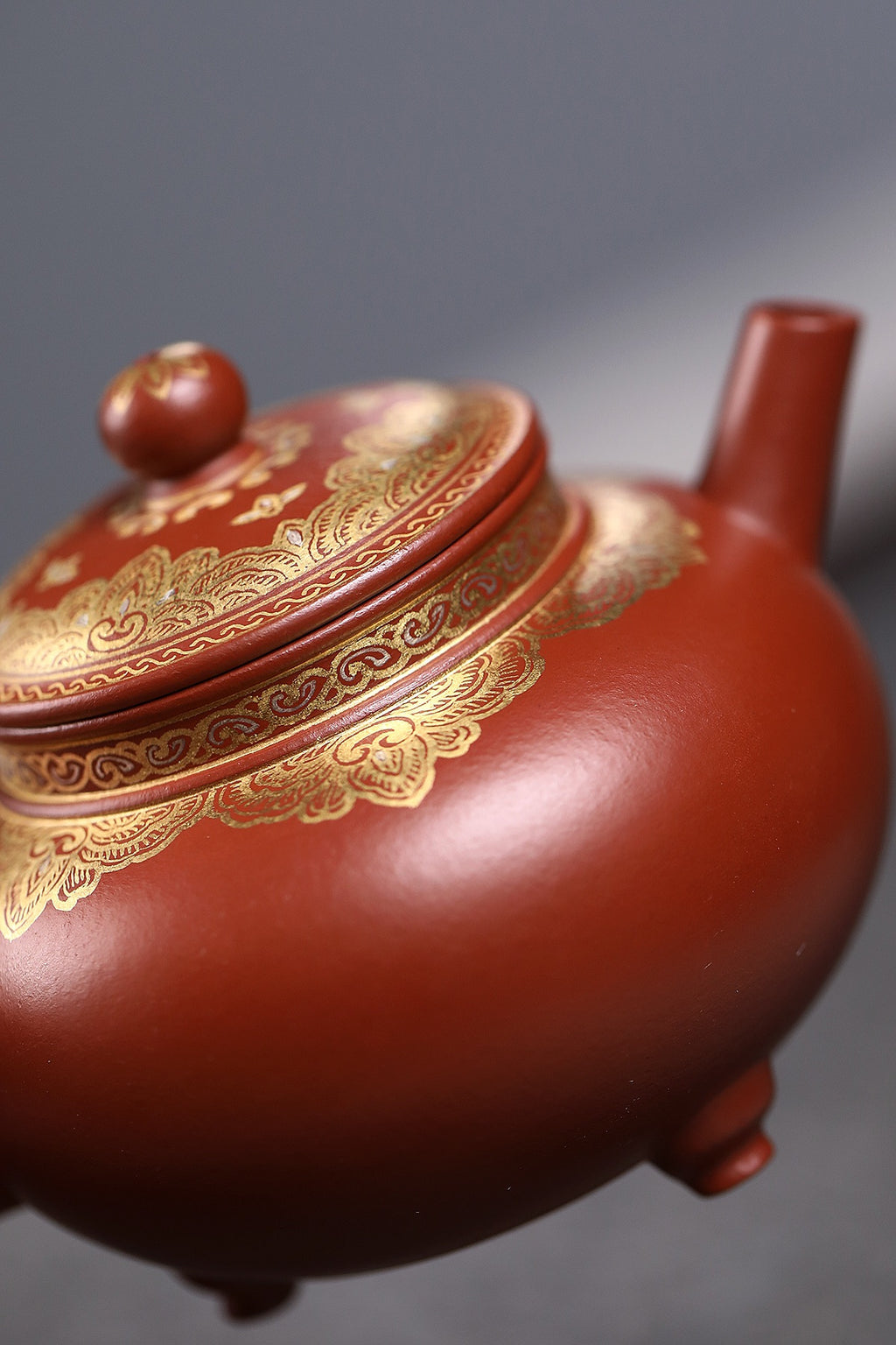 研高收藏重器【 三足如意】 作者：刘红仙 职称：研究员级高级工艺美术师 装饰：孙燕明 中国工艺美术大师 容量： 180cc 泥料： 稀有可心朱泥