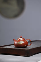 研高收藏重器【春江水暖】 作者：刘红仙 职称：研究员级高级工艺美术师 装饰：孙燕明 中国工艺美术大师 容量： 180cc 泥料： 稀有可心朱泥