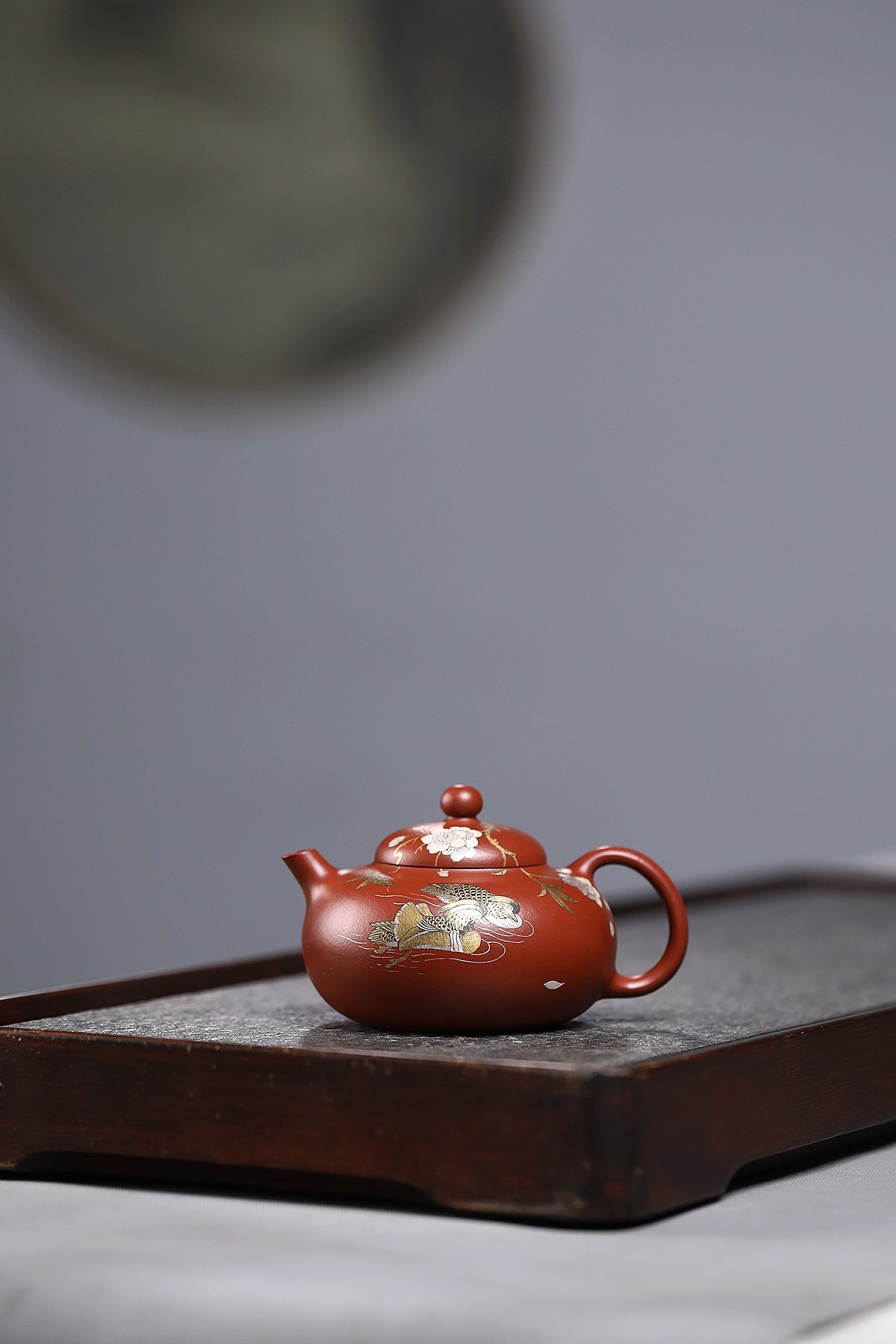 研高收藏重器【春江水暖】 作者：刘红仙 职称：研究员级高级工艺美术师 装饰：孙燕明 中国工艺美术大师 容量： 180cc 泥料： 稀有可心朱泥