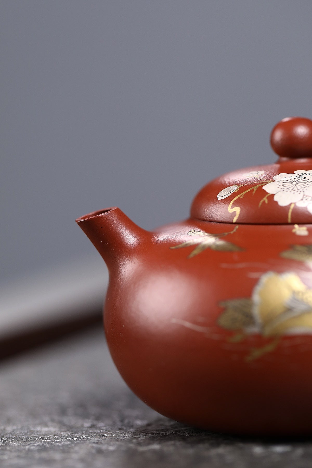研高收藏重器【春江水暖】 作者：刘红仙 职称：研究员级高级工艺美术师 装饰：孙燕明 中国工艺美术大师 容量： 180cc 泥料： 稀有可心朱泥