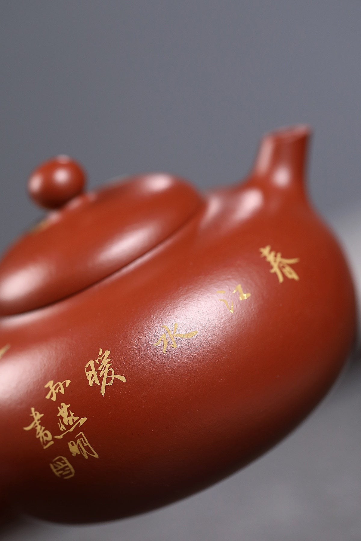 研高收藏重器【春江水暖】 作者：刘红仙 职称：研究员级高级工艺美术师 装饰：孙燕明 中国工艺美术大师 容量： 180cc 泥料： 稀有可心朱泥