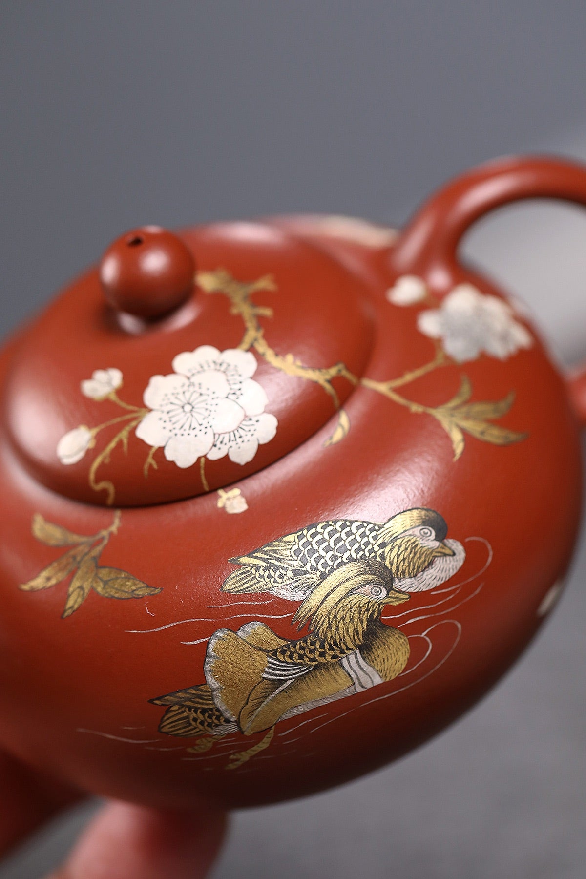 研高收藏重器【春江水暖】 作者：刘红仙 职称：研究员级高级工艺美术师 装饰：孙燕明 中国工艺美术大师 容量： 180cc 泥料： 稀有可心朱泥