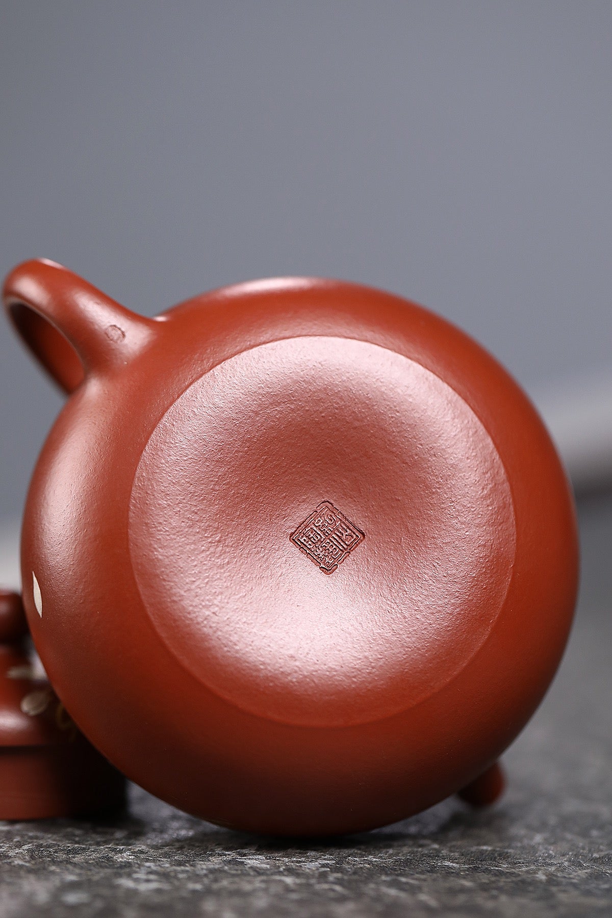 研高收藏重器【春江水暖】 作者：刘红仙 职称：研究员级高级工艺美术师 装饰：孙燕明 中国工艺美术大师 容量： 180cc 泥料： 稀有可心朱泥