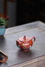 研高收藏重器【 笑口常开】 作者：刘红仙 职称：研究员级高级工艺美术师 装饰：孙燕明 中国工艺美术大师 容量： 180cc 泥料： 稀有可心朱泥
