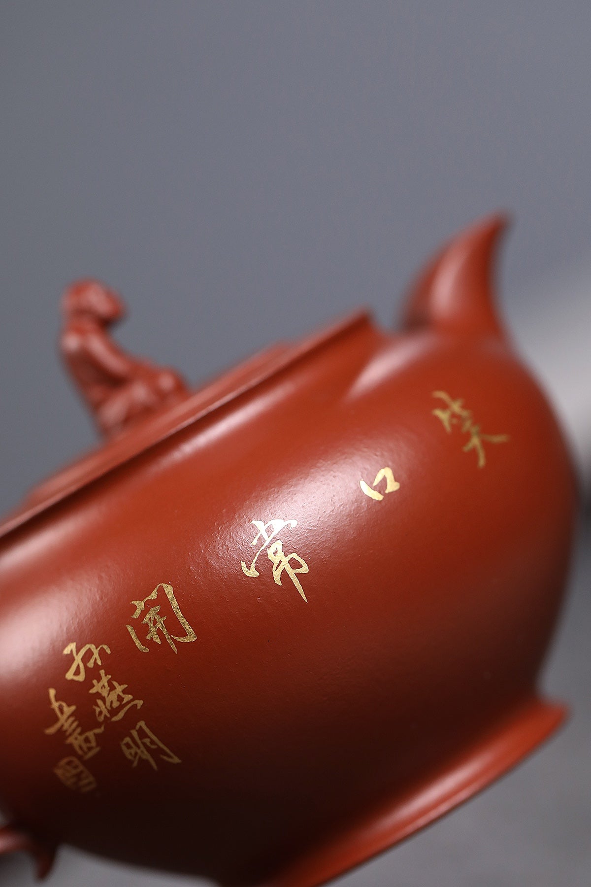 研高收藏重器【 笑口常开】 作者：刘红仙 职称：研究员级高级工艺美术师 装饰：孙燕明 中国工艺美术大师 容量： 180cc 泥料： 稀有可心朱泥