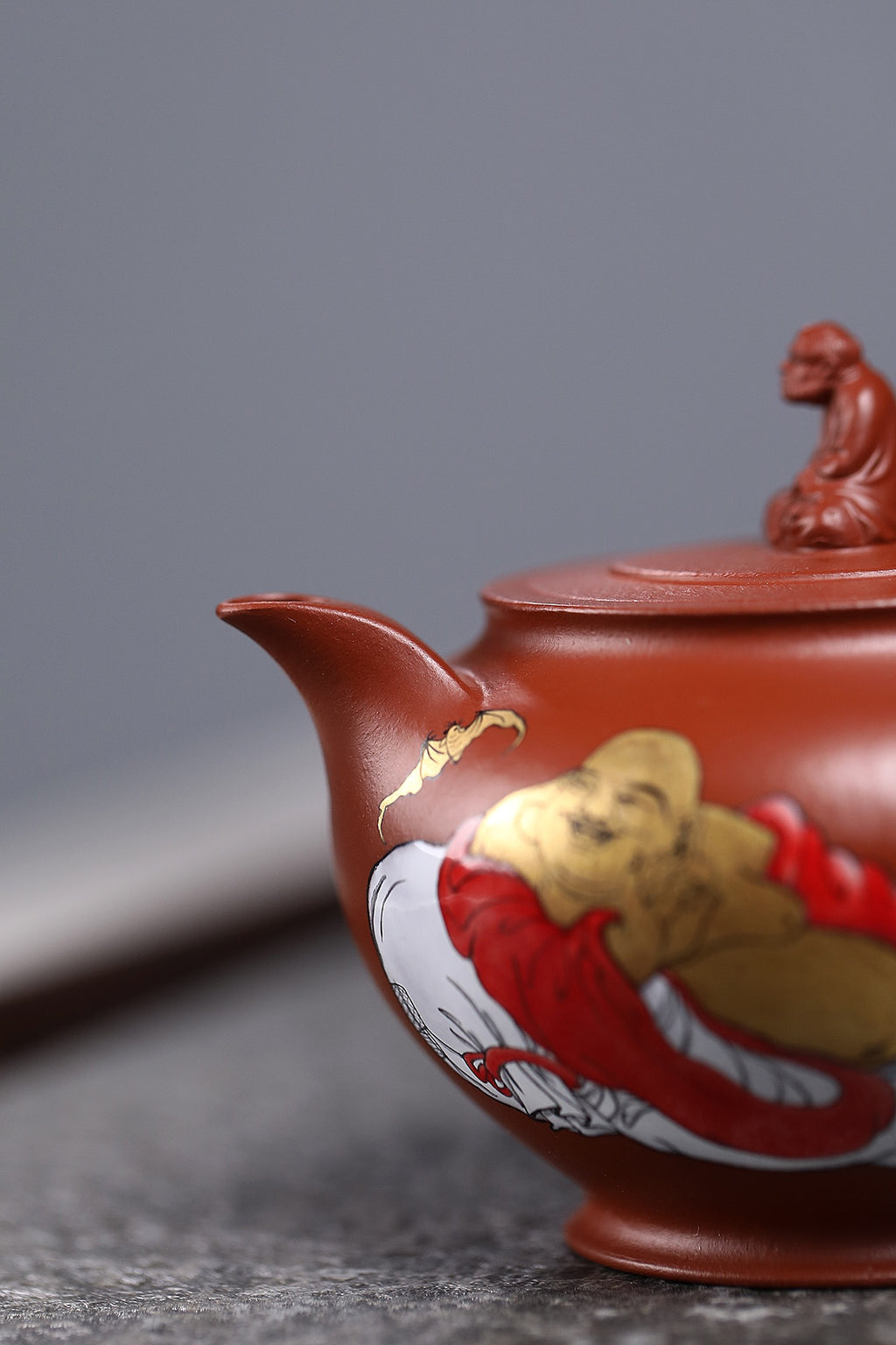 研高收藏重器【 笑口常开】 作者：刘红仙 职称：研究员级高级工艺美术师 装饰：孙燕明 中国工艺美术大师 容量： 180cc 泥料： 稀有可心朱泥