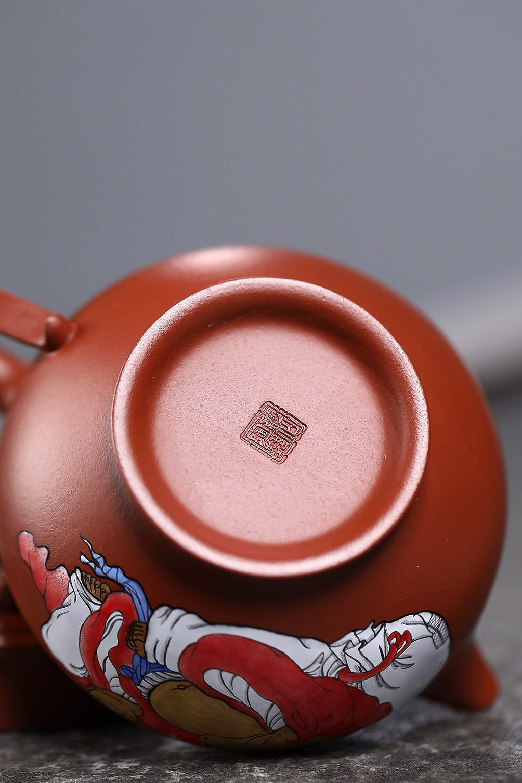 研高收藏重器【 笑口常开】 作者：刘红仙 职称：研究员级高级工艺美术师 装饰：孙燕明 中国工艺美术大师 容量： 180cc 泥料： 稀有可心朱泥