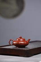 研高收藏重器【 寿桃】 作者：刘红仙 职称：研究员级高级工艺美术师 装饰：孙燕明 中国工艺美术大师 容量： 170cc 泥料： 稀有可心朱泥