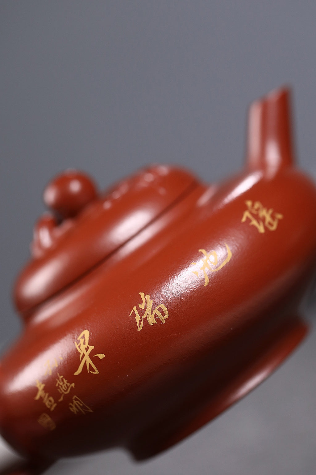 研高收藏重器【 寿桃】 作者：刘红仙 职称：研究员级高级工艺美术师 装饰：孙燕明 中国工艺美术大师 容量： 170cc 泥料： 稀有可心朱泥