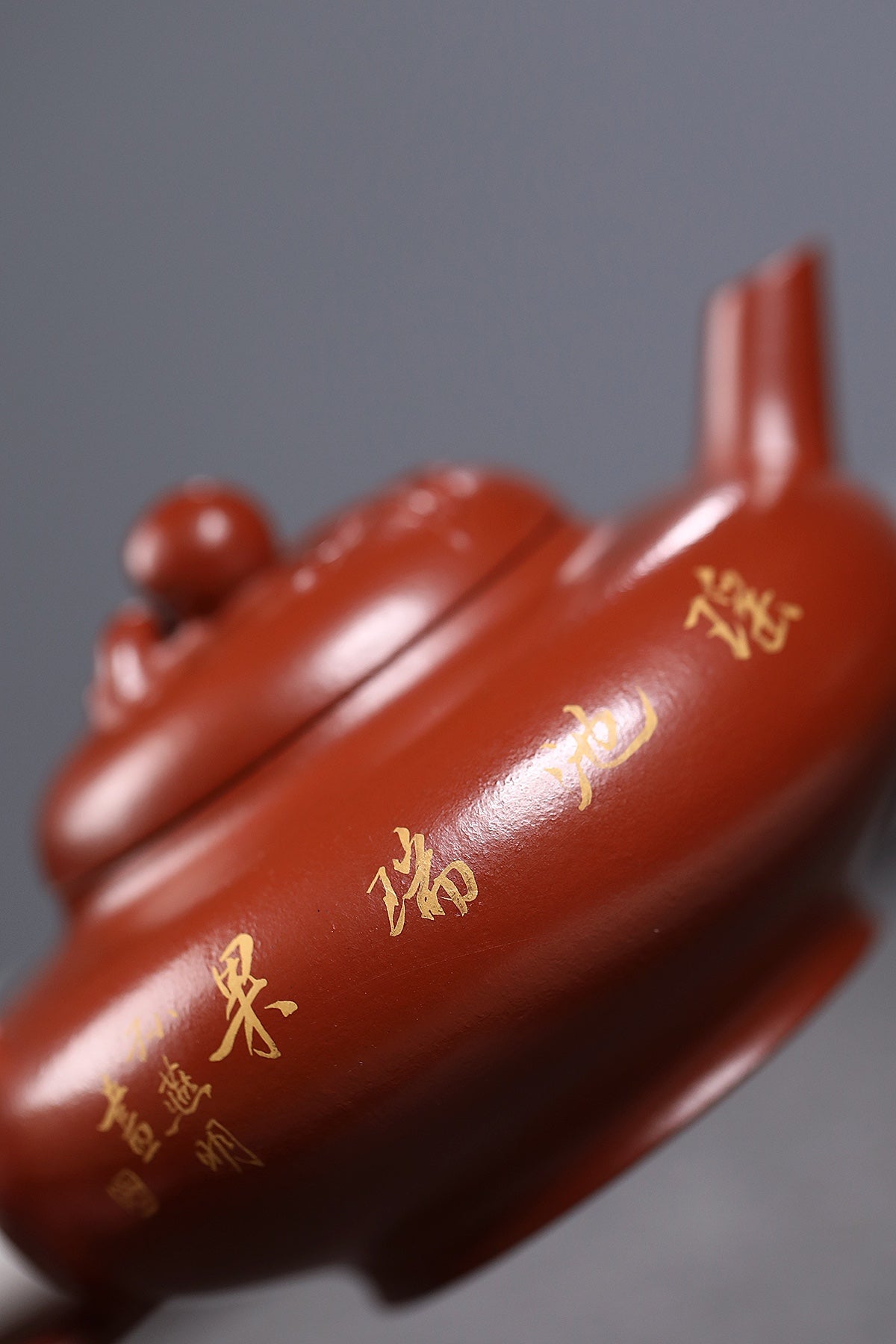 研高收藏重器【 寿桃】 作者：刘红仙 职称：研究员级高级工艺美术师 装饰：孙燕明 中国工艺美术大师 容量： 170cc 泥料： 稀有可心朱泥