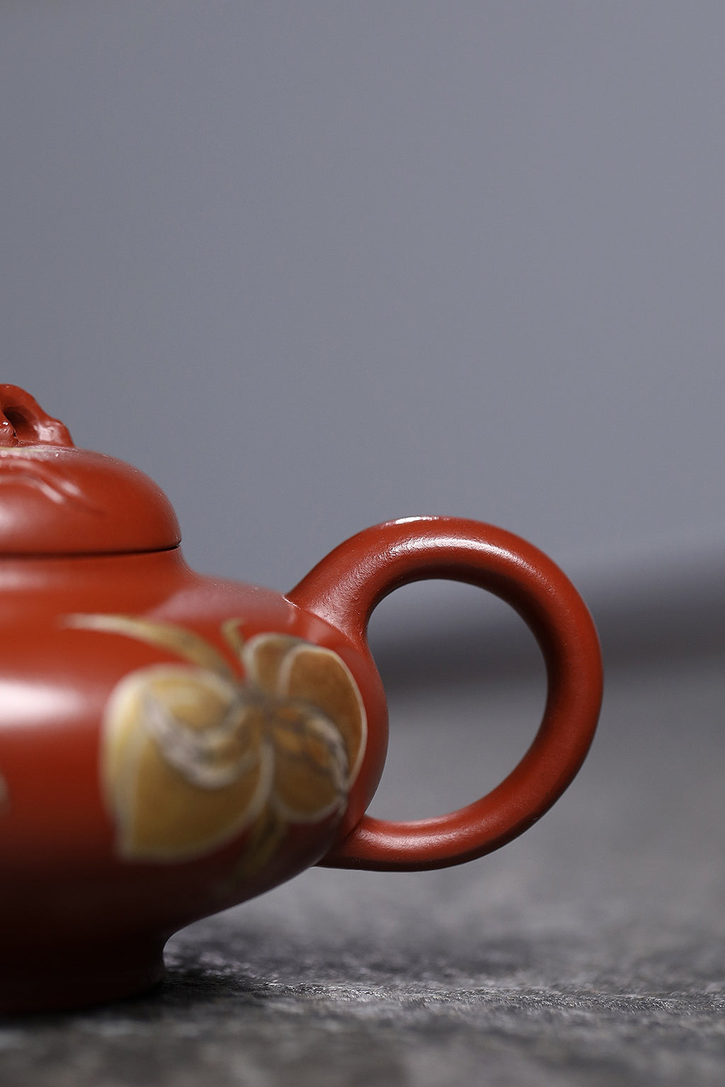 研高收藏重器【 寿桃】 作者：刘红仙 职称：研究员级高级工艺美术师 装饰：孙燕明 中国工艺美术大师 容量： 170cc 泥料： 稀有可心朱泥