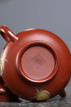 研高收藏重器【 寿桃】 作者：刘红仙 职称：研究员级高级工艺美术师 装饰：孙燕明 中国工艺美术大师 容量： 170cc 泥料： 稀有可心朱泥