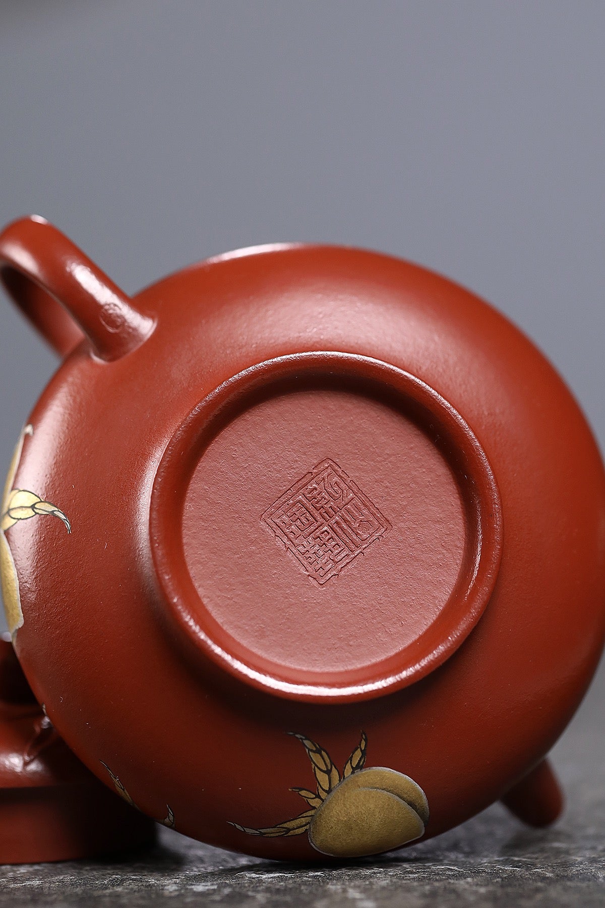 研高收藏重器【 寿桃】 作者：刘红仙 职称：研究员级高级工艺美术师 装饰：孙燕明 中国工艺美术大师 容量： 170cc 泥料： 稀有可心朱泥