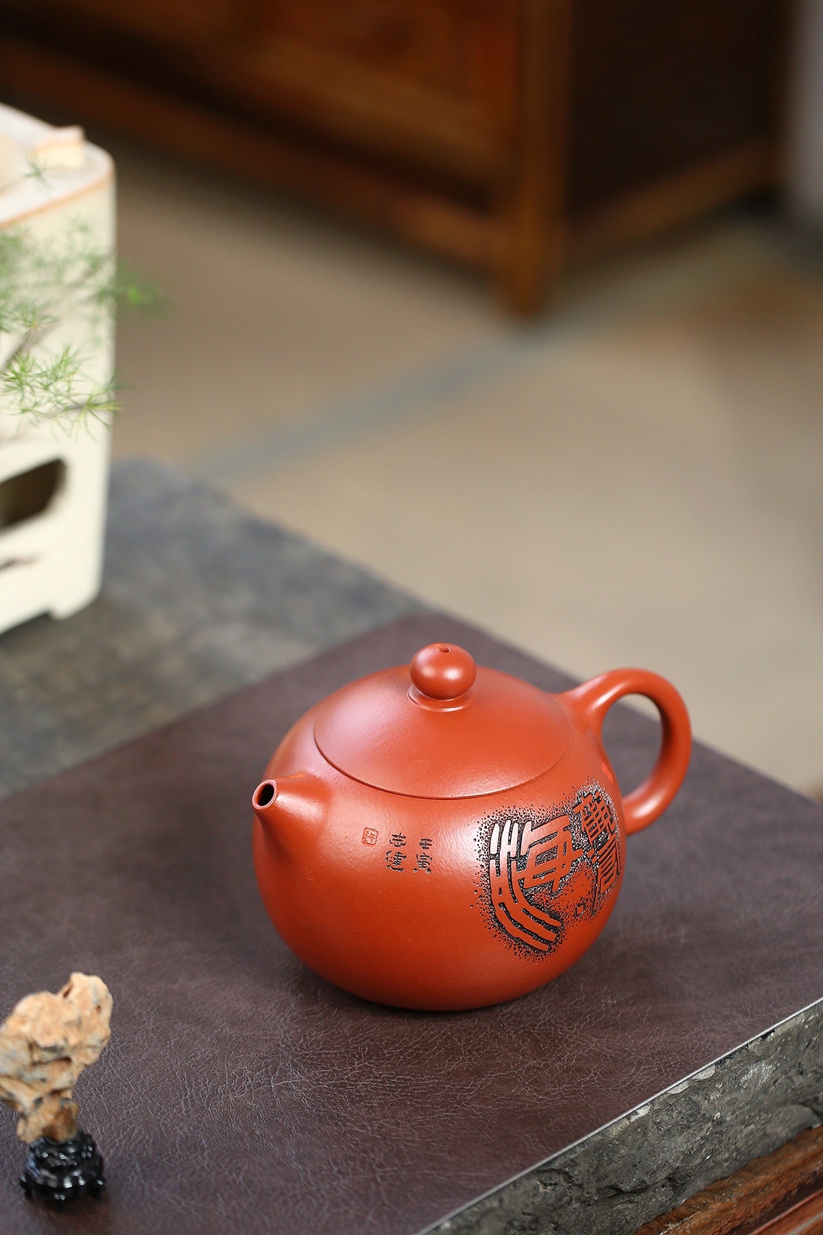 研高收藏重器【西施】 作者：刘红仙 职称：研究员级高级工艺美术师 容量：850cc 泥料： 稀有可心朱泥