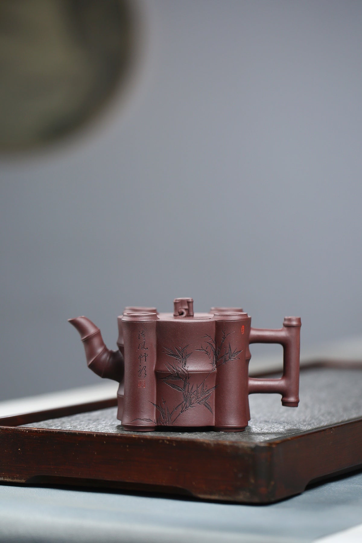 研高收藏重器【四方乐竹】 作者：刘红仙 职称：研究员级高级工艺美术师 容量：380cc 泥料： 稀有紫茄泥
