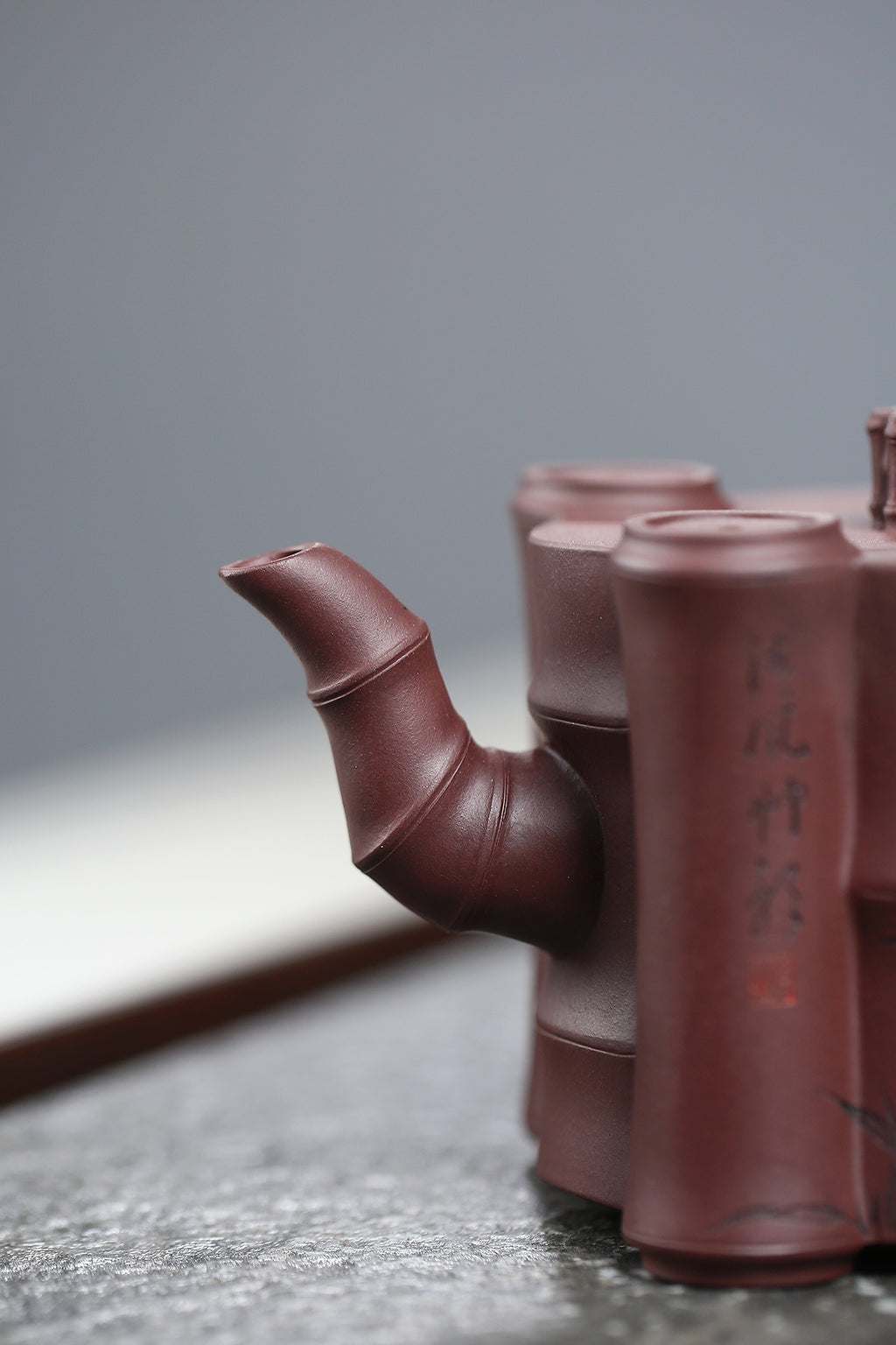 研高收藏重器【四方乐竹】 作者：刘红仙 职称：研究员级高级工艺美术师 容量：380cc 泥料： 稀有紫茄泥