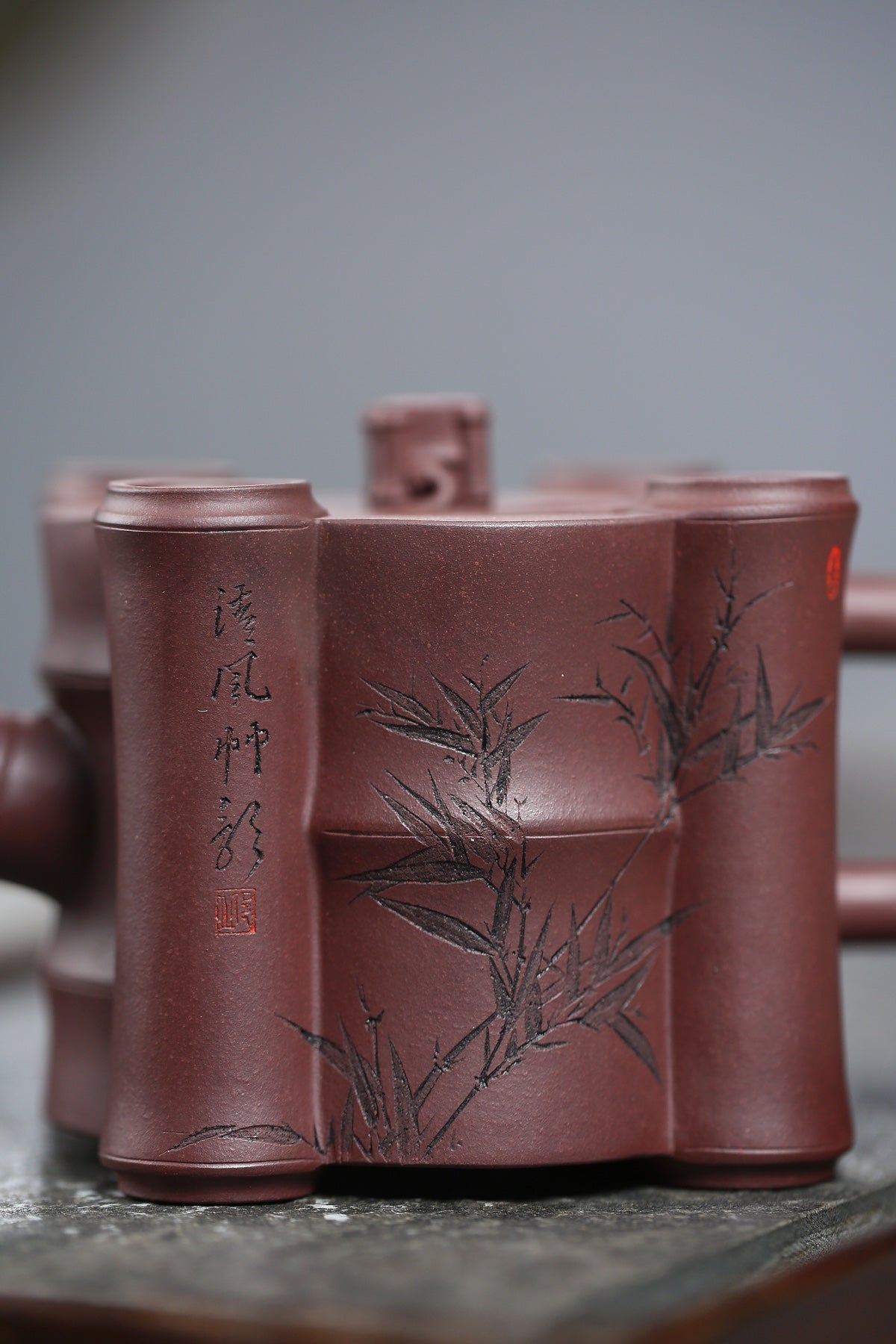 研高收藏重器【四方乐竹】 作者：刘红仙 职称：研究员级高级工艺美术师 容量：380cc 泥料： 稀有紫茄泥