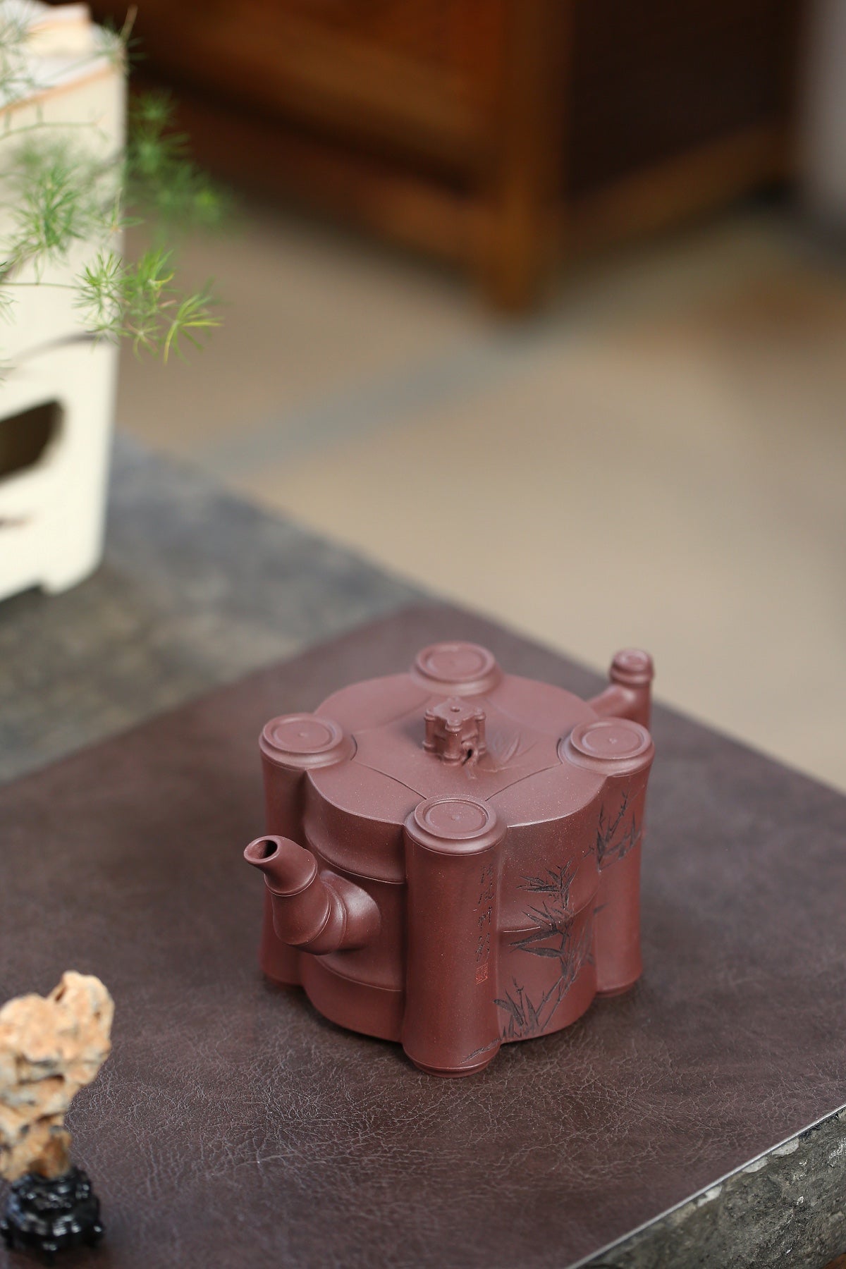研高收藏重器【四方乐竹】 作者：刘红仙 职称：研究员级高级工艺美术师 容量：380cc 泥料： 稀有紫茄泥