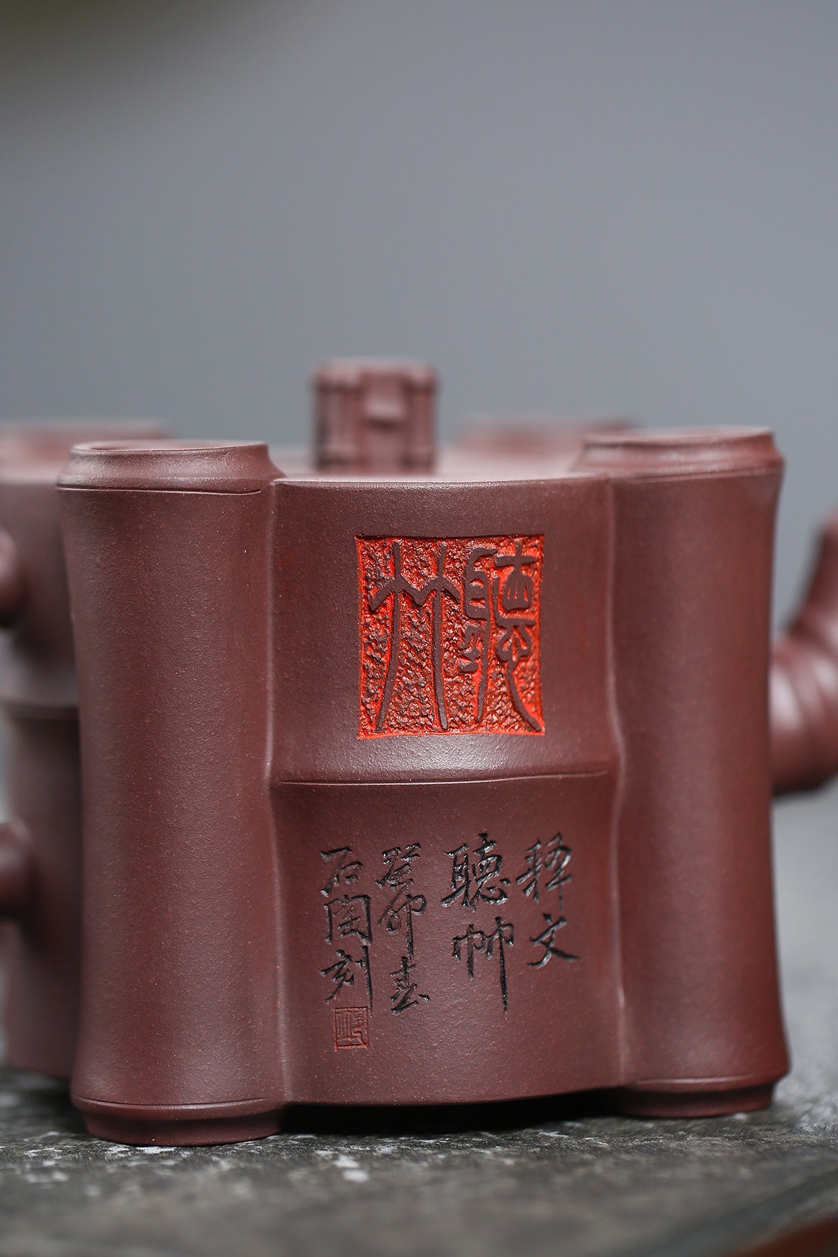 研高收藏重器【四方乐竹】 作者：刘红仙 职称：研究员级高级工艺美术师 容量：380cc 泥料： 稀有紫茄泥
