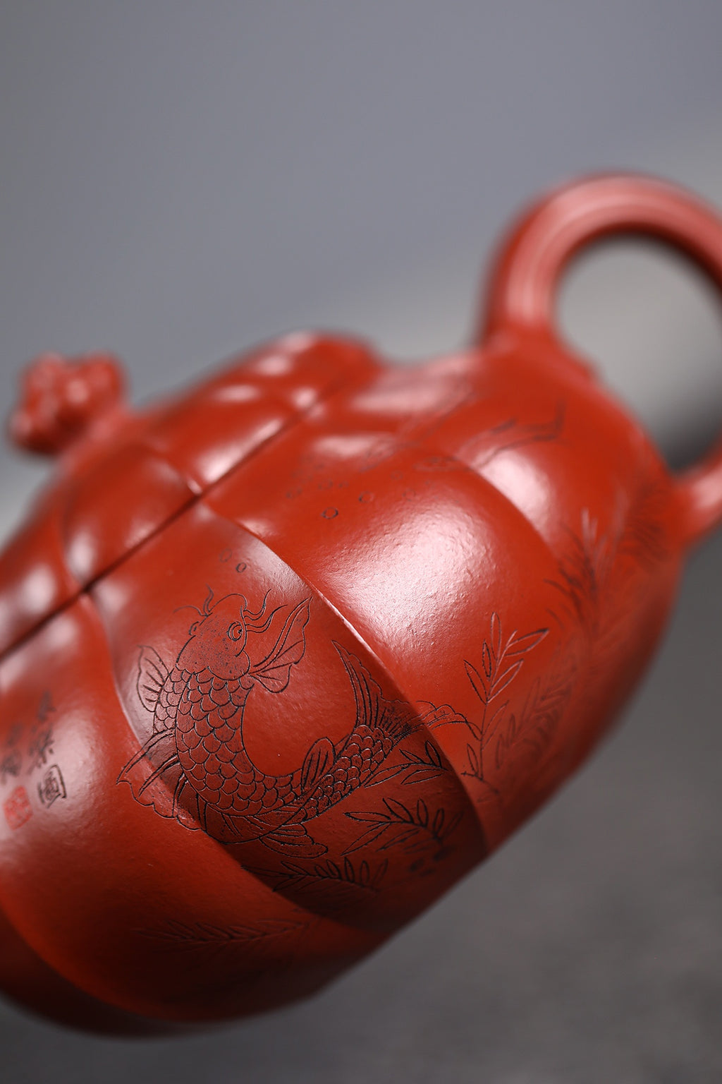 研高收藏重器【莲生】 作者：刘红仙 职称：研究员级高级工艺美术师 容量：420cc 泥料： 稀有可心朱泥