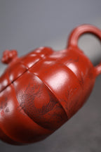 研高收藏重器【莲生】 作者：刘红仙 职称：研究员级高级工艺美术师 容量：420cc 泥料： 稀有可心朱泥