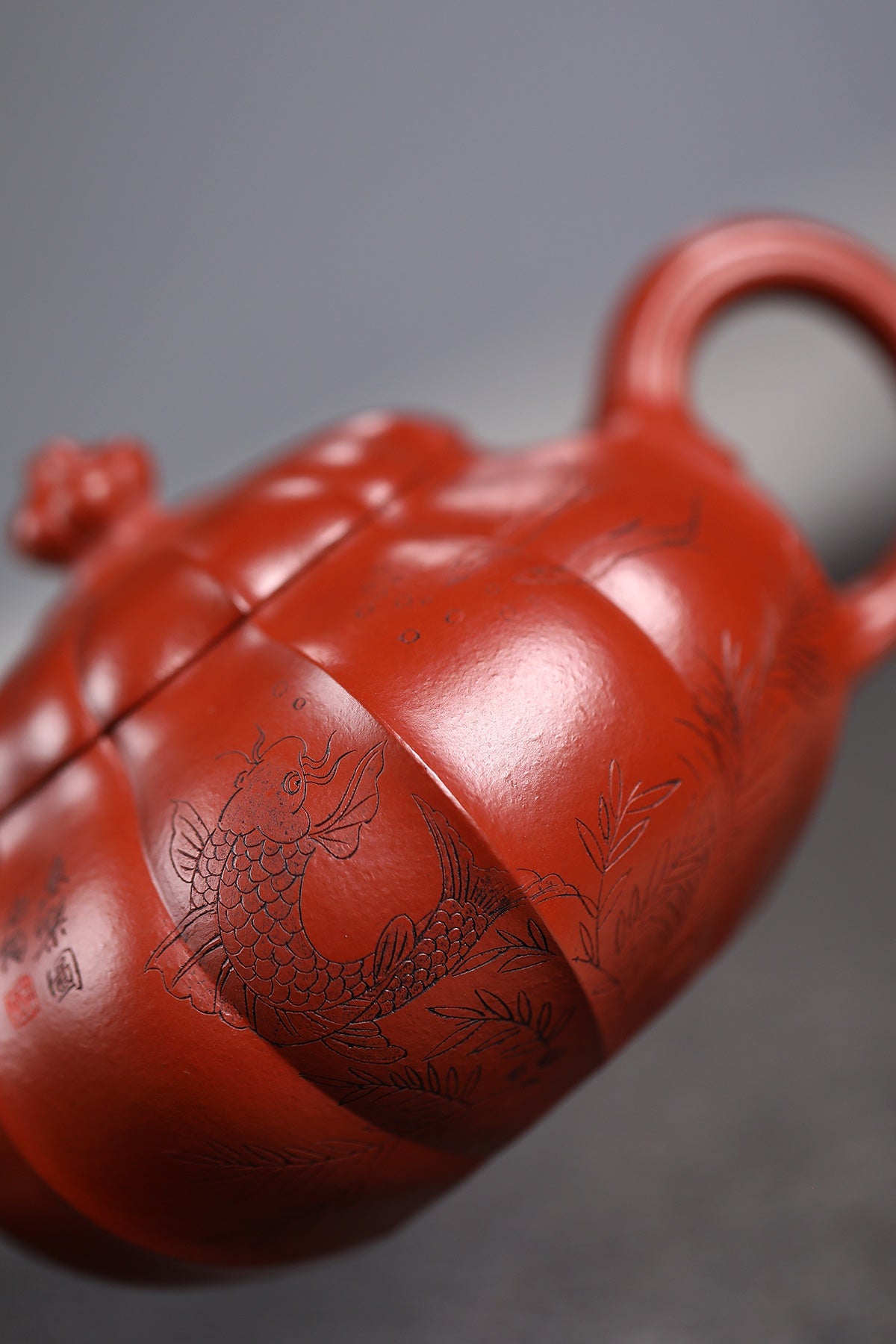 研高收藏重器【莲生】 作者：刘红仙 职称：研究员级高级工艺美术师 容量：420cc 泥料： 稀有可心朱泥
