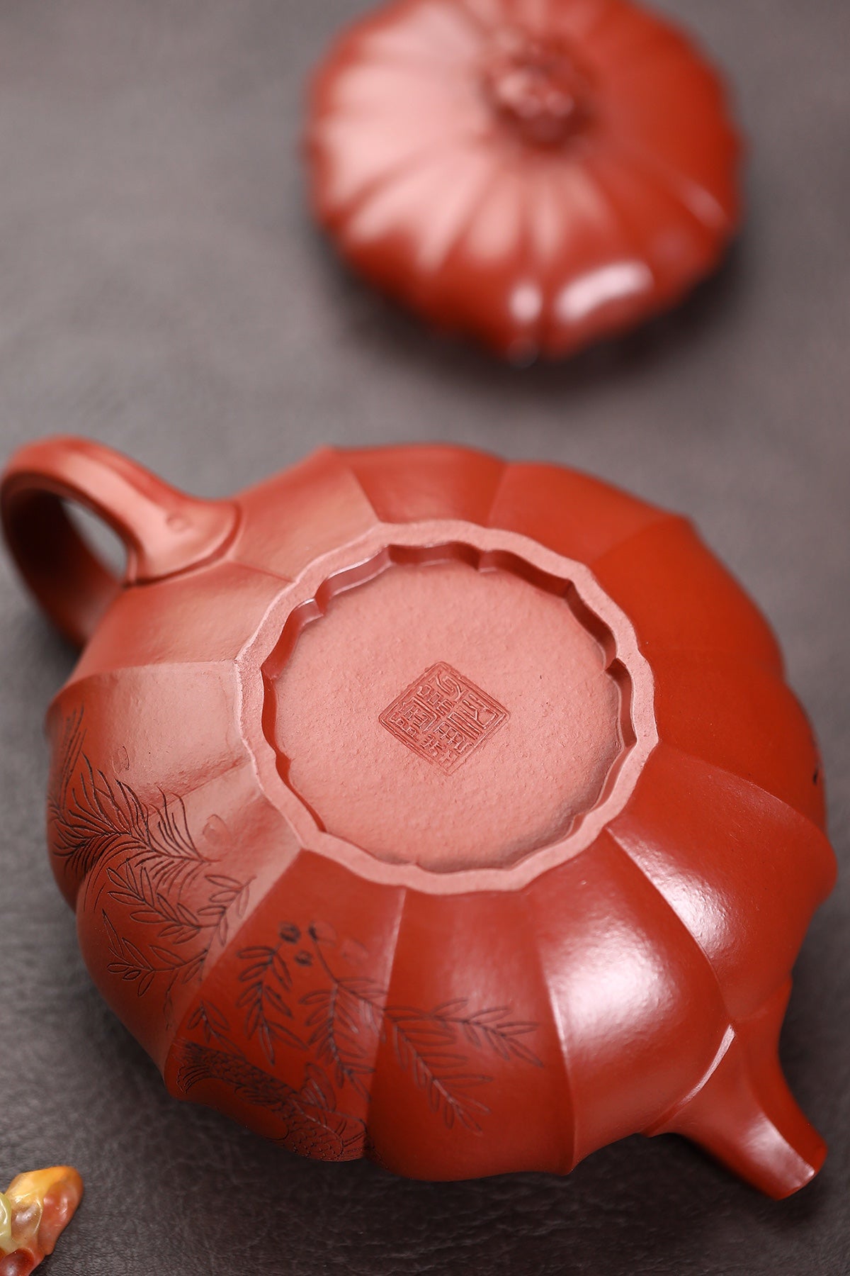 研高收藏重器【莲生】 作者：刘红仙 职称：研究员级高级工艺美术师 容量：420cc 泥料： 稀有可心朱泥