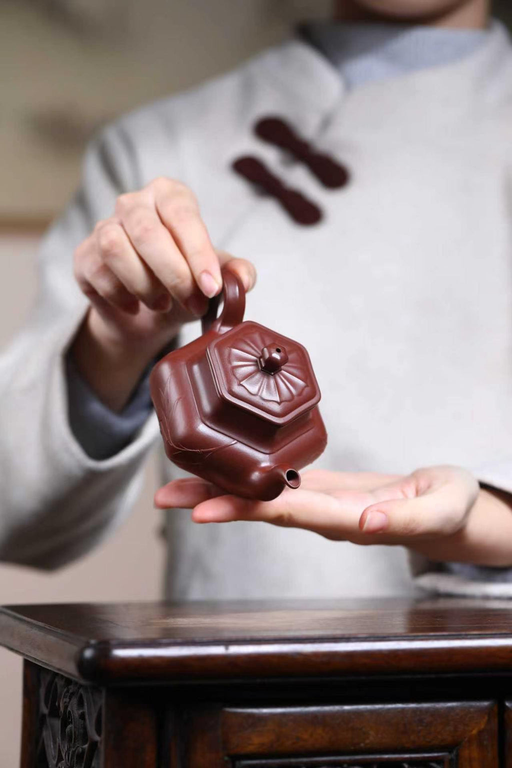 收藏重器【 六方菱花】 作者：徐老师 容量： 170cc 泥料： 紫泥大红袍