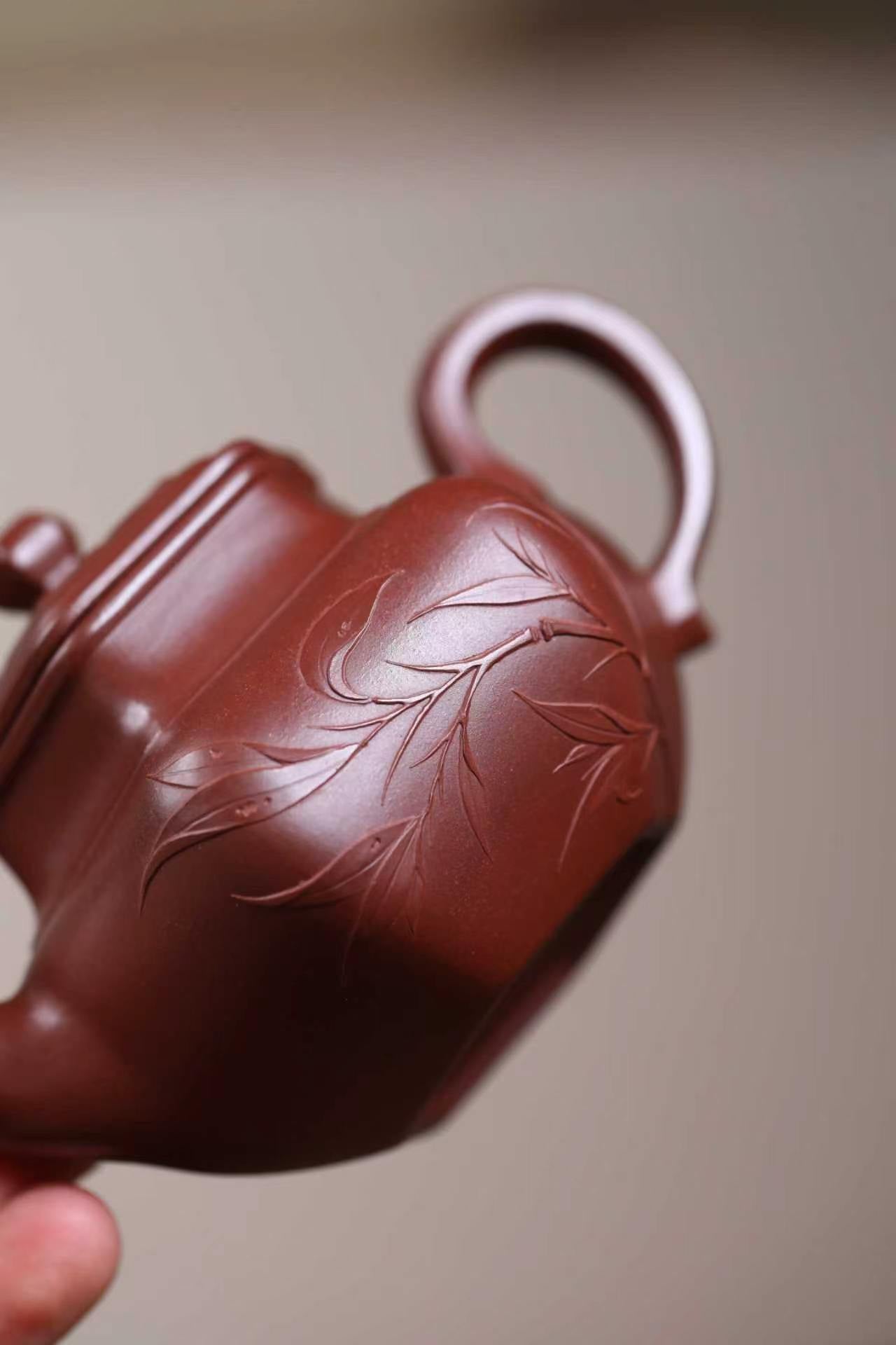 收藏重器【 六方菱花】 作者：徐老师 容量： 170cc 泥料： 紫泥大红袍