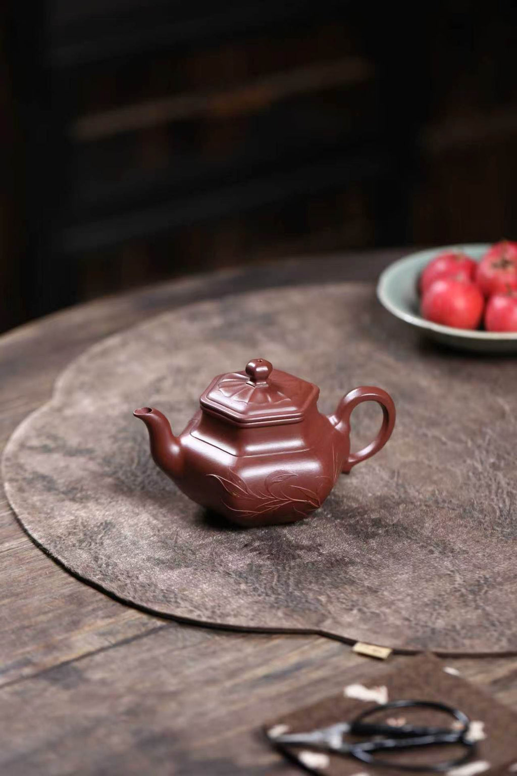 收藏重器【 六方菱花】 作者：徐老师 容量： 170cc 泥料： 紫泥大红袍