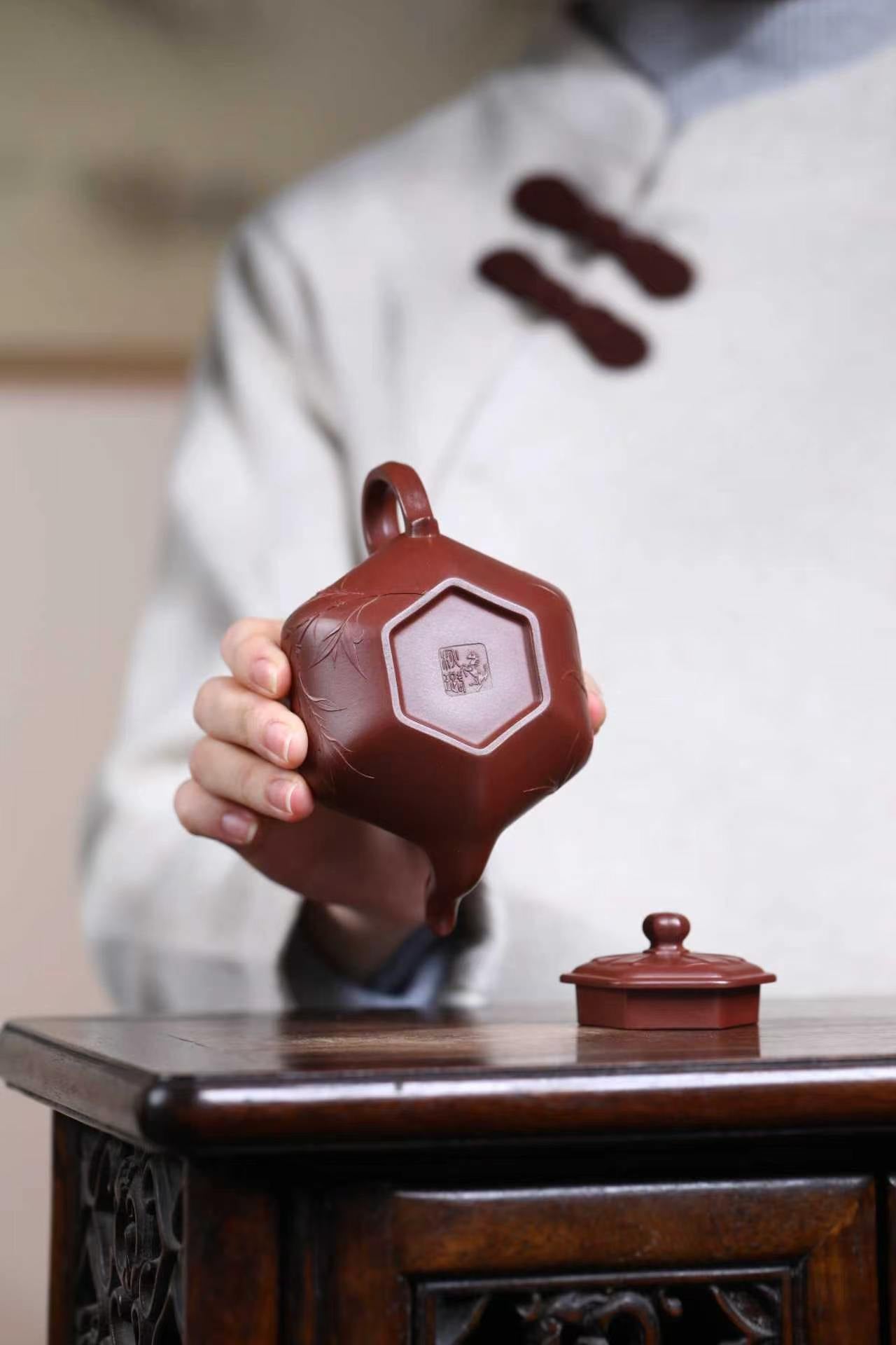 收藏重器【 六方菱花】 作者：徐老师 容量： 170cc 泥料： 紫泥大红袍
