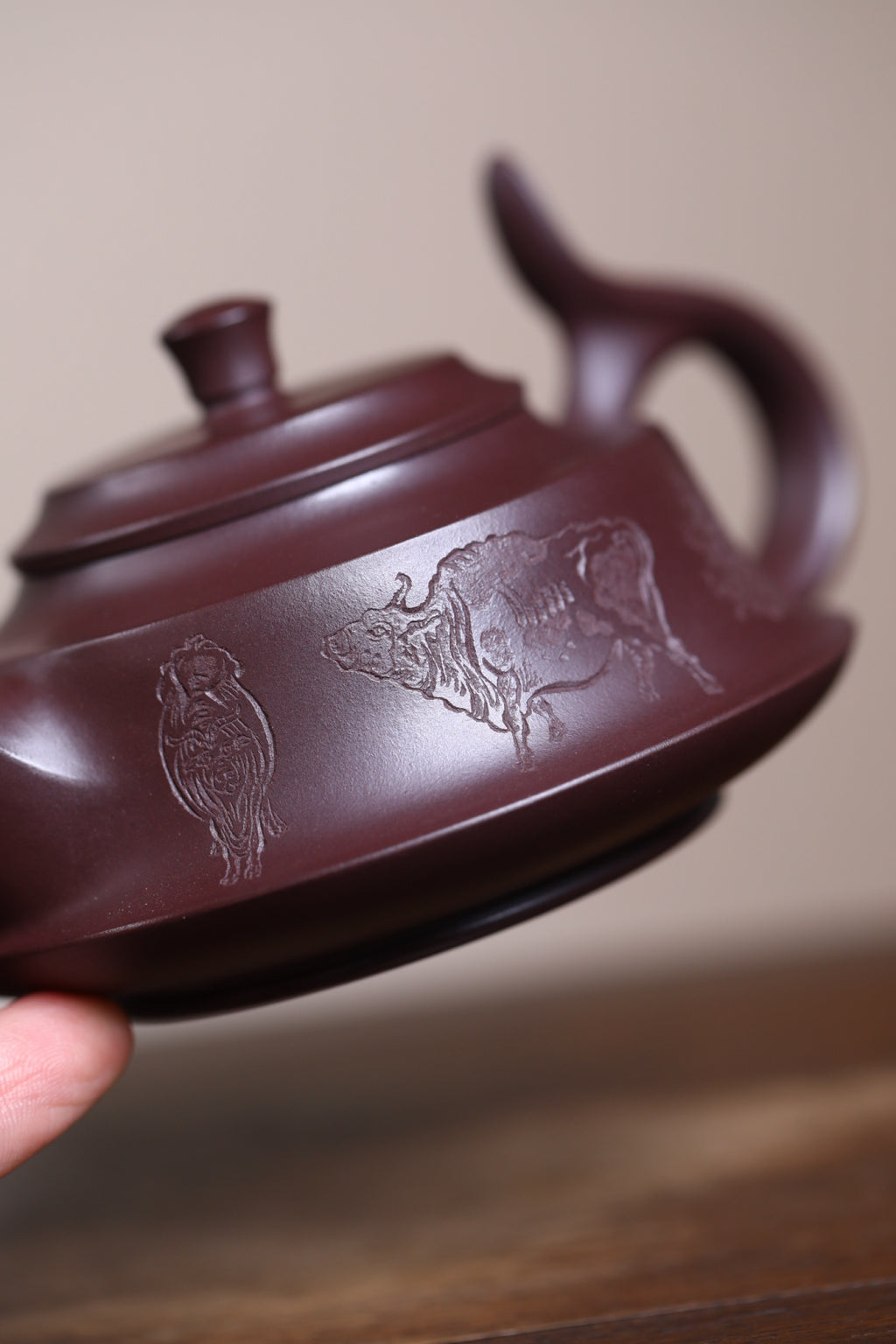 鑫印堂收藏重器【牛转乾坤】 作者：徐老师 容量： 170cc 泥料： 紫泥大红袍