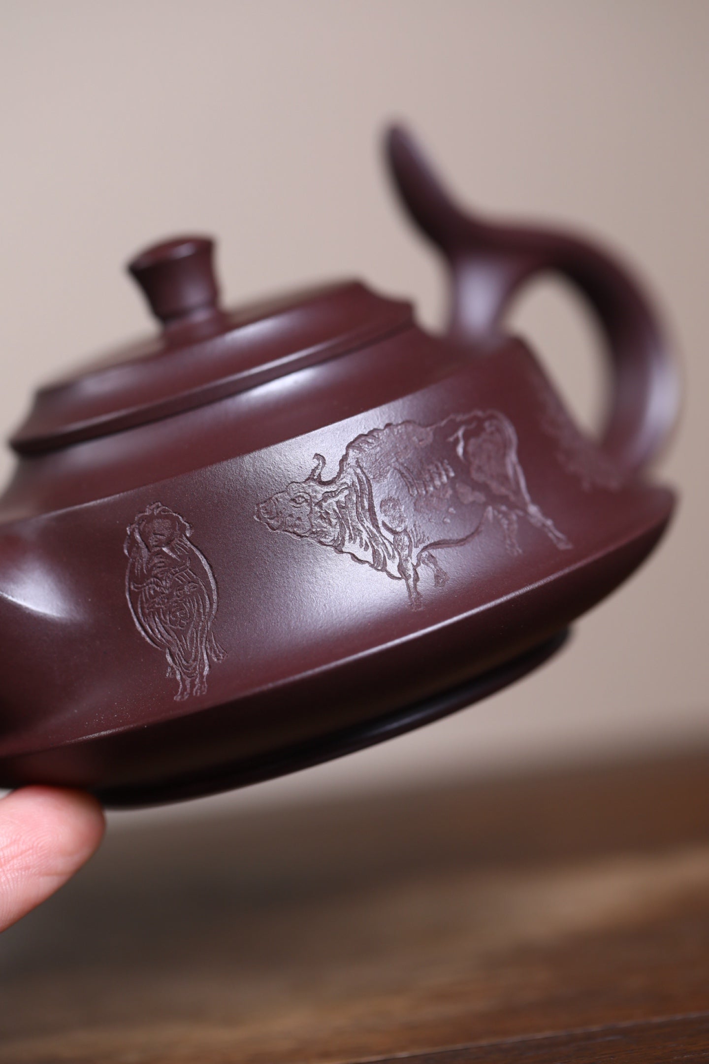 鑫印堂收藏重器【牛转乾坤】 作者：徐老师 容量： 170cc 泥料： 紫泥大红袍