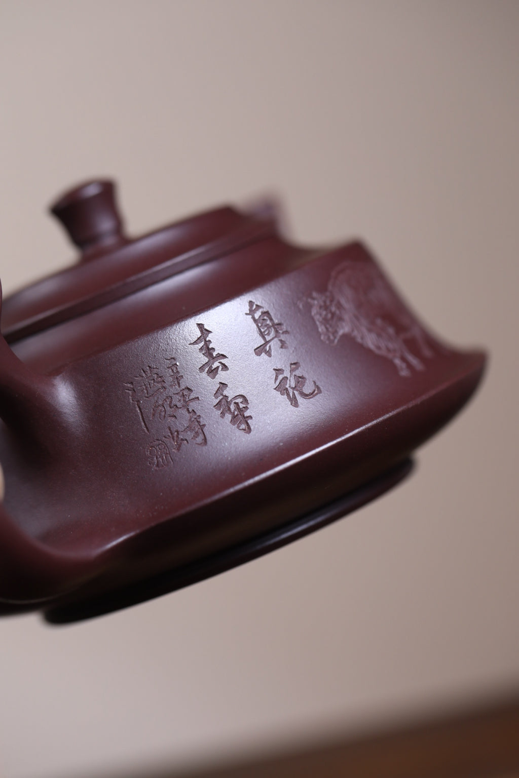 鑫印堂收藏重器【牛转乾坤】 作者：徐老师 容量： 170cc 泥料： 紫泥大红袍