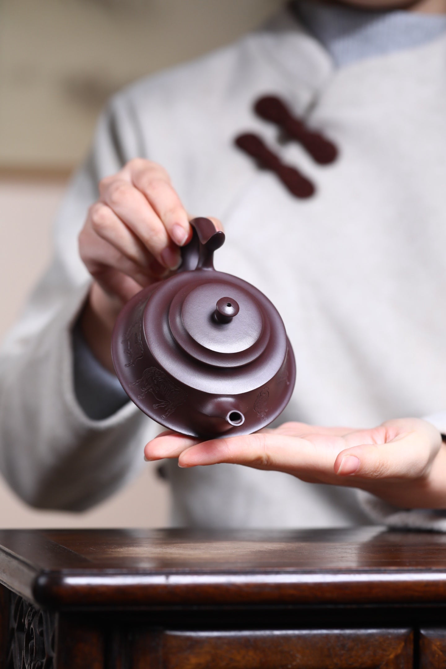 鑫印堂收藏重器【牛转乾坤】 作者：徐老师 容量： 170cc 泥料： 紫泥大红袍