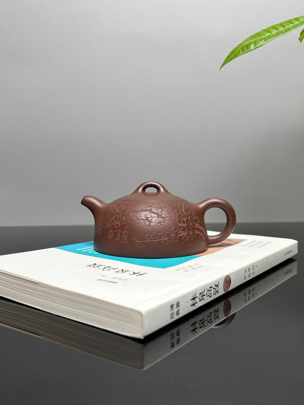 中国紫砂界当代梅王·朱炳浩(石陶）本工巅峰臻品《半月壶》——原矿优质底槽清·180cc ——任淦庭大师高徒｜朱炳浩（石陶）之作