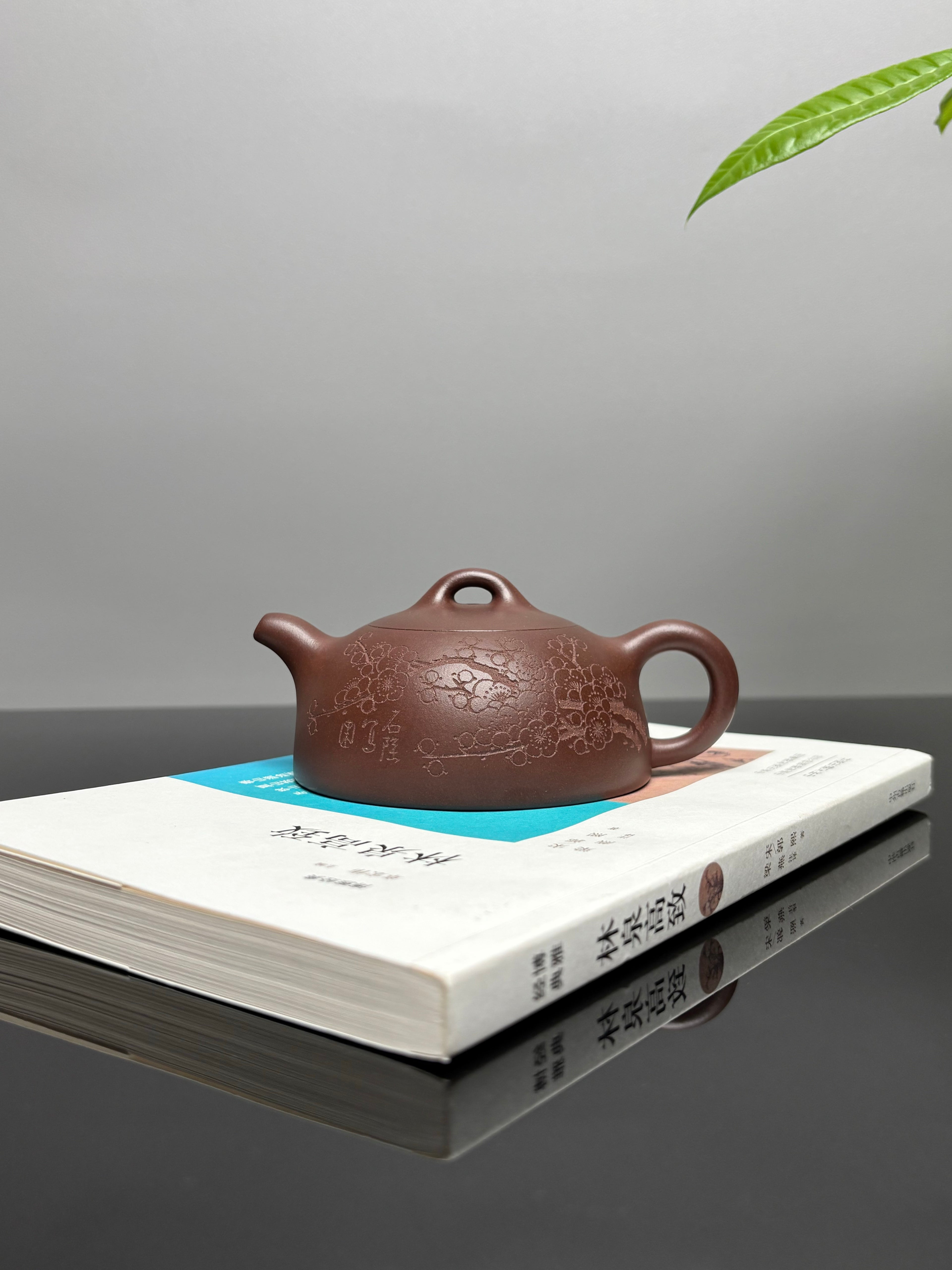 中国紫砂界当代梅王·朱炳浩(石陶）本工巅峰臻品《半月壶》——原矿优质底槽清·180cc ——任淦庭大师高徒｜朱炳浩（石陶）之作