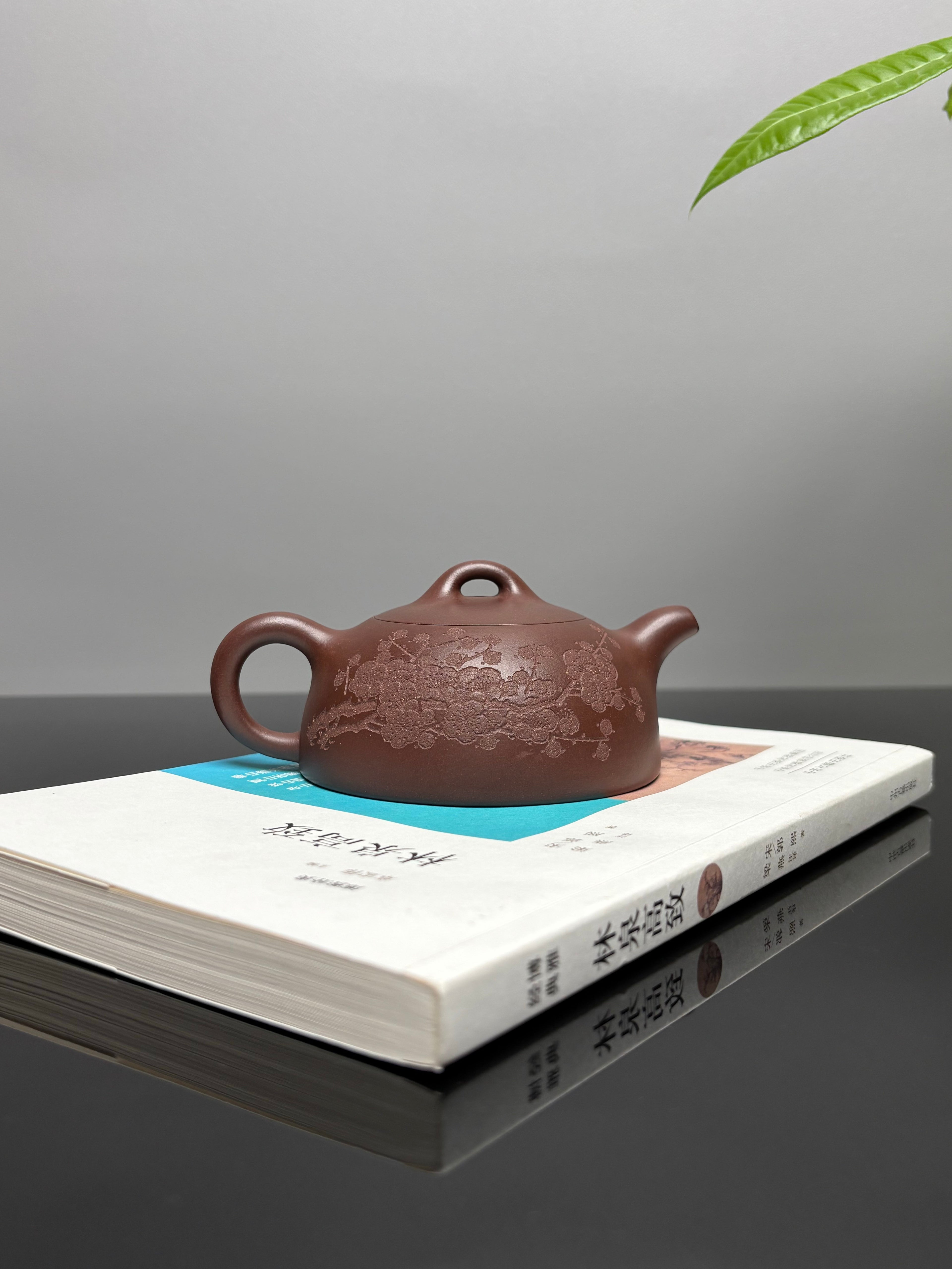 中国紫砂界当代梅王·朱炳浩(石陶）本工巅峰臻品《半月壶》——原矿优质底槽清·180cc ——任淦庭大师高徒｜朱炳浩（石陶）之作