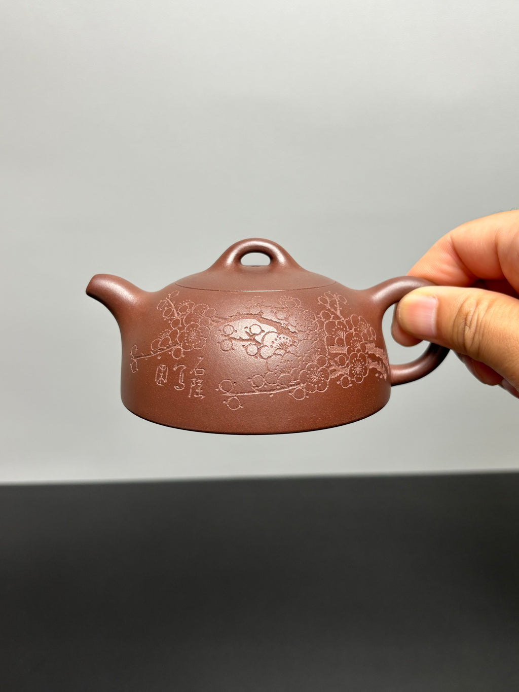 中国紫砂界当代梅王·朱炳浩(石陶）本工巅峰臻品《半月壶》——原矿优质底槽清·180cc ——任淦庭大师高徒｜朱炳浩（石陶）之作