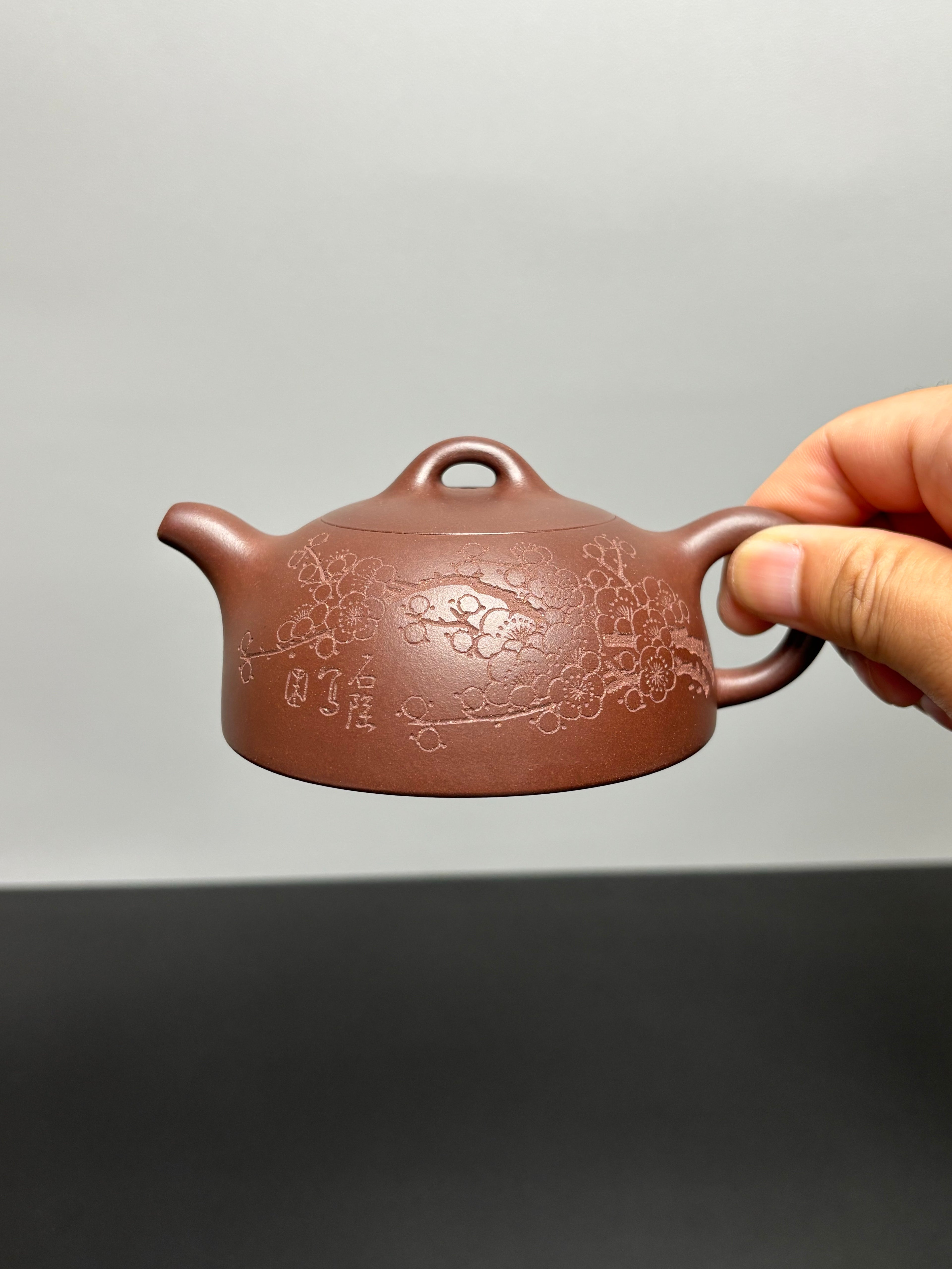 中国紫砂界当代梅王·朱炳浩(石陶）本工巅峰臻品《半月壶》——原矿优质底槽清·180cc ——任淦庭大师高徒｜朱炳浩（石陶）之作