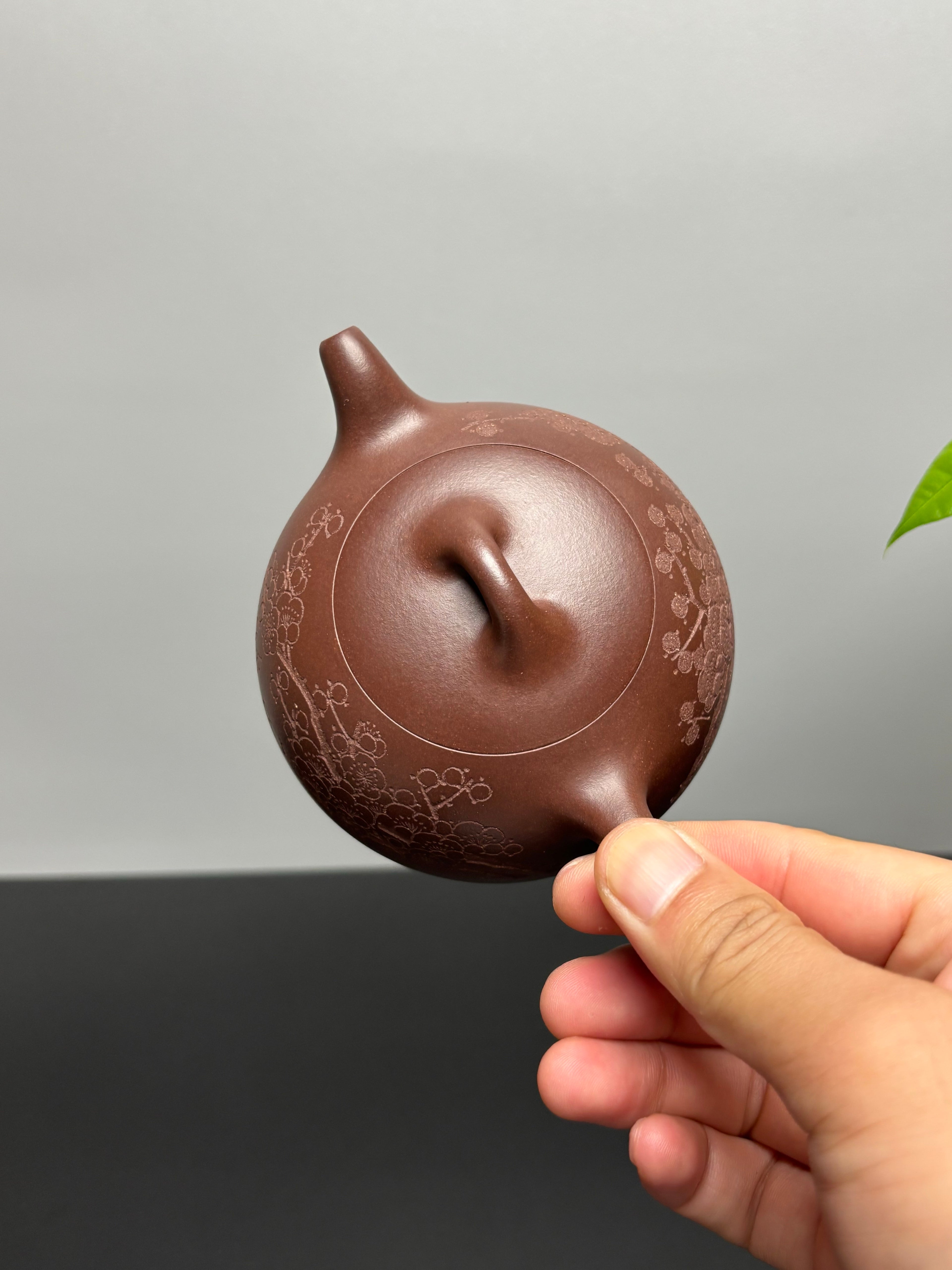 中国紫砂界当代梅王·朱炳浩(石陶）本工巅峰臻品《半月壶》——原矿优质底槽清·180cc ——任淦庭大师高徒｜朱炳浩（石陶）之作