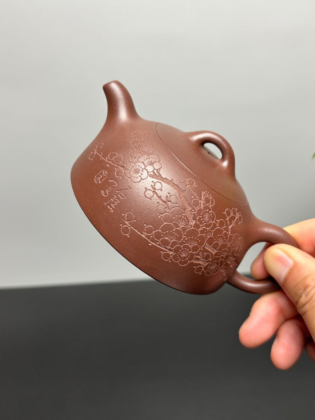 中国紫砂界当代梅王·朱炳浩(石陶）本工巅峰臻品《半月壶》——原矿优质底槽清·180cc ——任淦庭大师高徒｜朱炳浩（石陶）之作