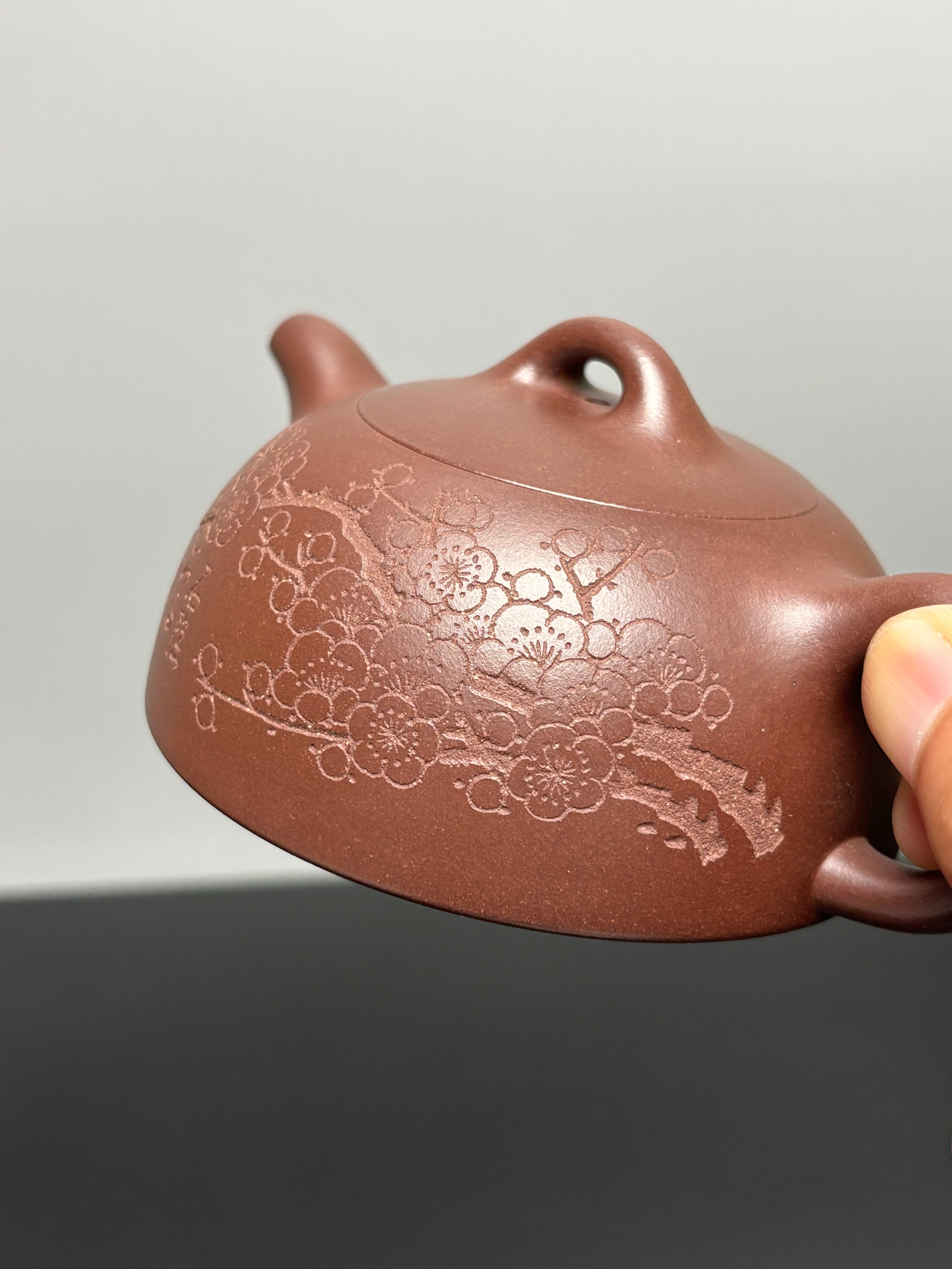 中国紫砂界当代梅王·朱炳浩(石陶）本工巅峰臻品《半月壶》——原矿优质底槽清·180cc ——任淦庭大师高徒｜朱炳浩（石陶）之作