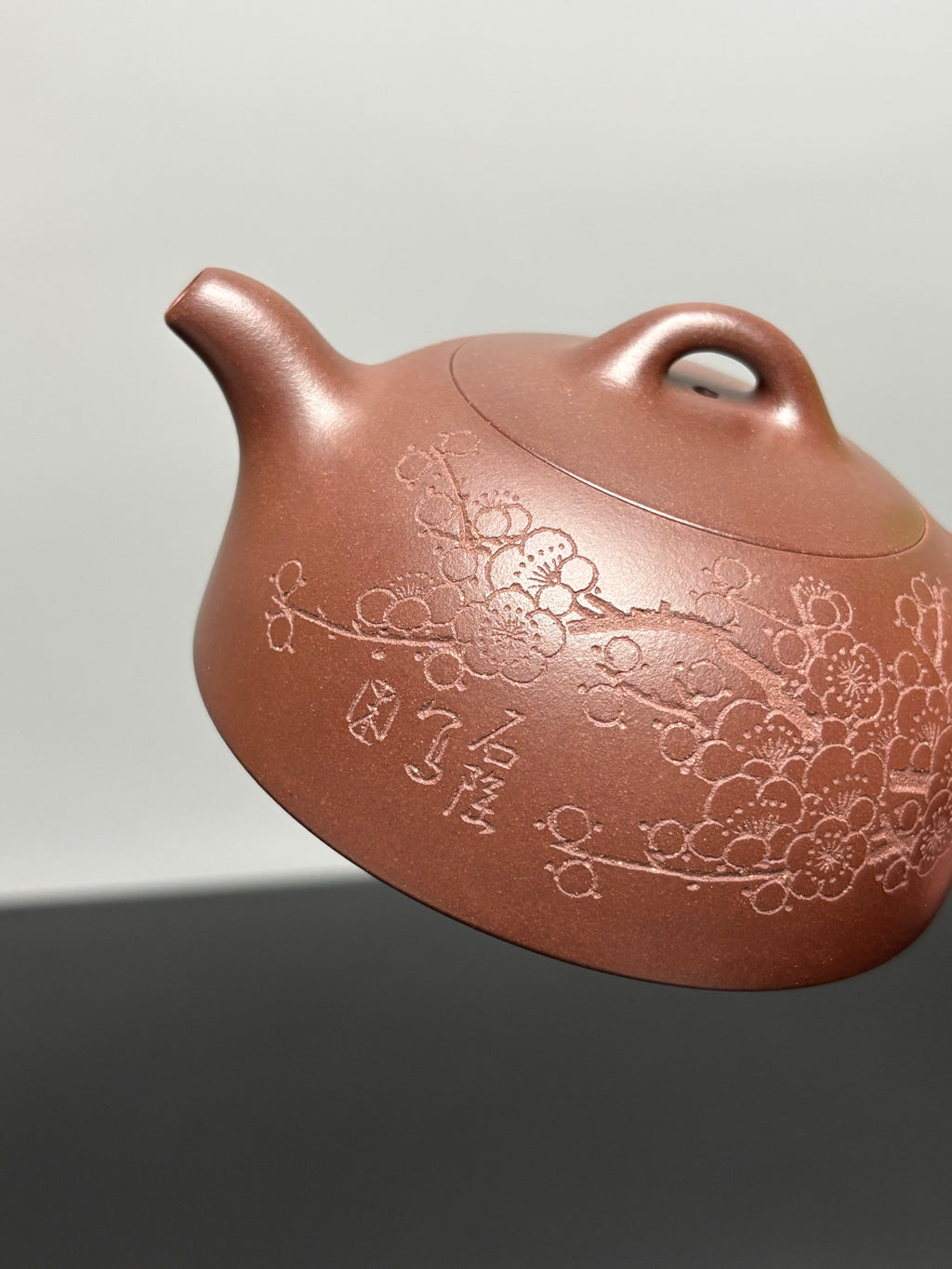 中国紫砂界当代梅王·朱炳浩(石陶）本工巅峰臻品《半月壶》——原矿优质底槽清·180cc ——任淦庭大师高徒｜朱炳浩（石陶）之作