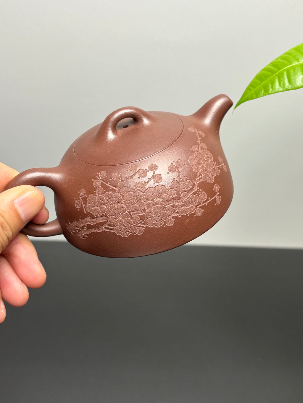 中国紫砂界当代梅王·朱炳浩(石陶）本工巅峰臻品《半月壶》——原矿优质底槽清·180cc ——任淦庭大师高徒｜朱炳浩（石陶）之作