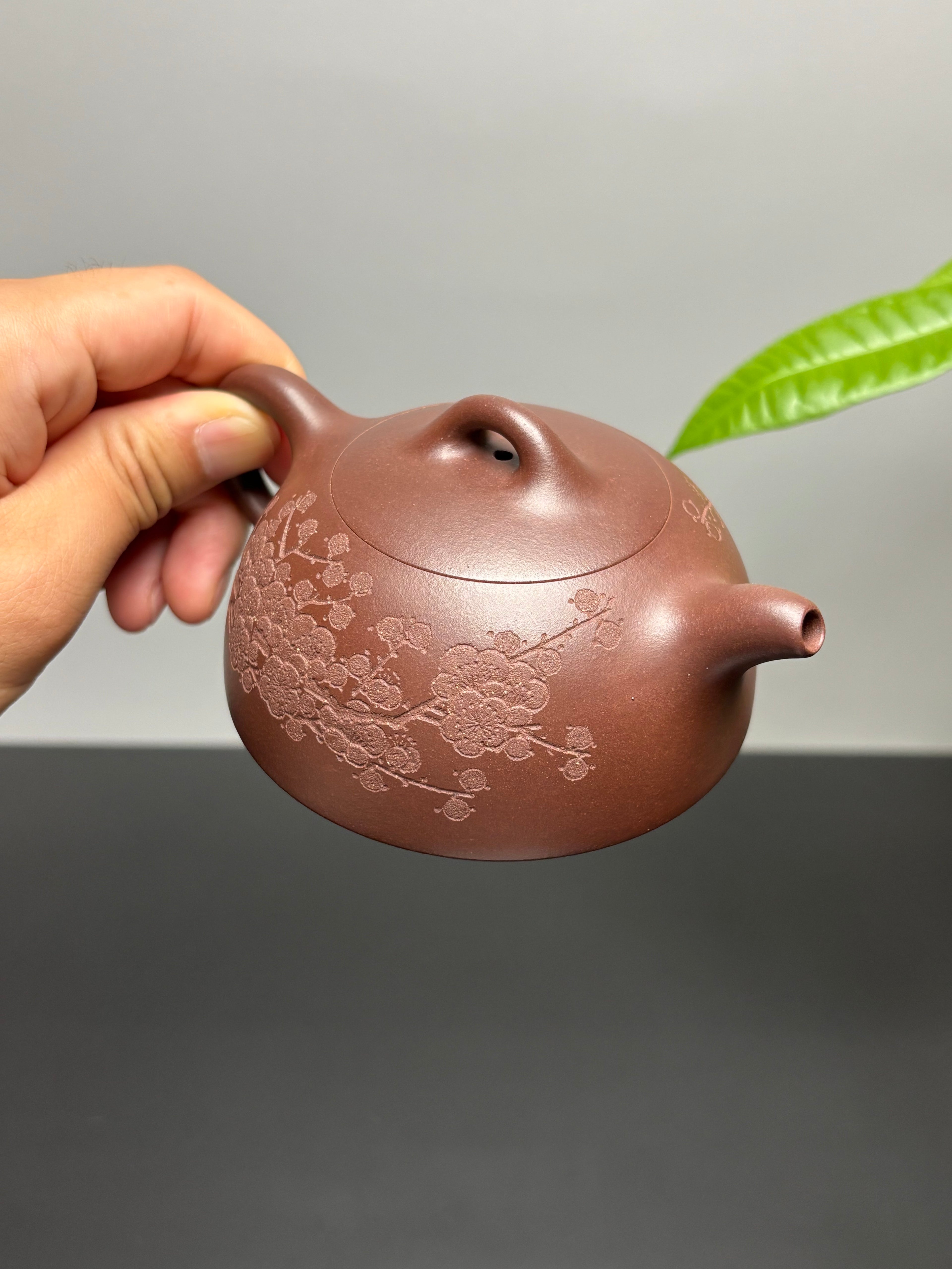 中国紫砂界当代梅王·朱炳浩(石陶）本工巅峰臻品《半月壶》——原矿优质底槽清·180cc ——任淦庭大师高徒｜朱炳浩（石陶）之作
